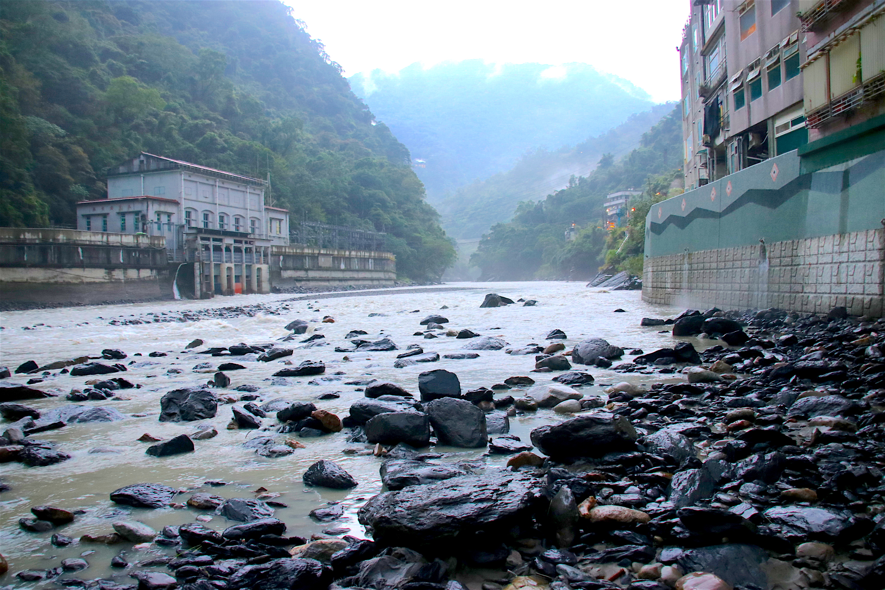 烏來「春光步道」，在卡努颱風外圍環流的豪雨強襲下，現已遭到沖毀。