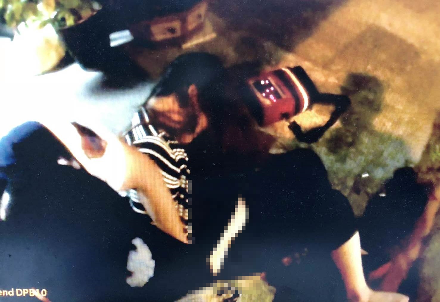 吳姓女子爛醉路倒，褲子幾乎退到腿部。露出大半臀部，讓處理員警很尷尬。（警方提供）