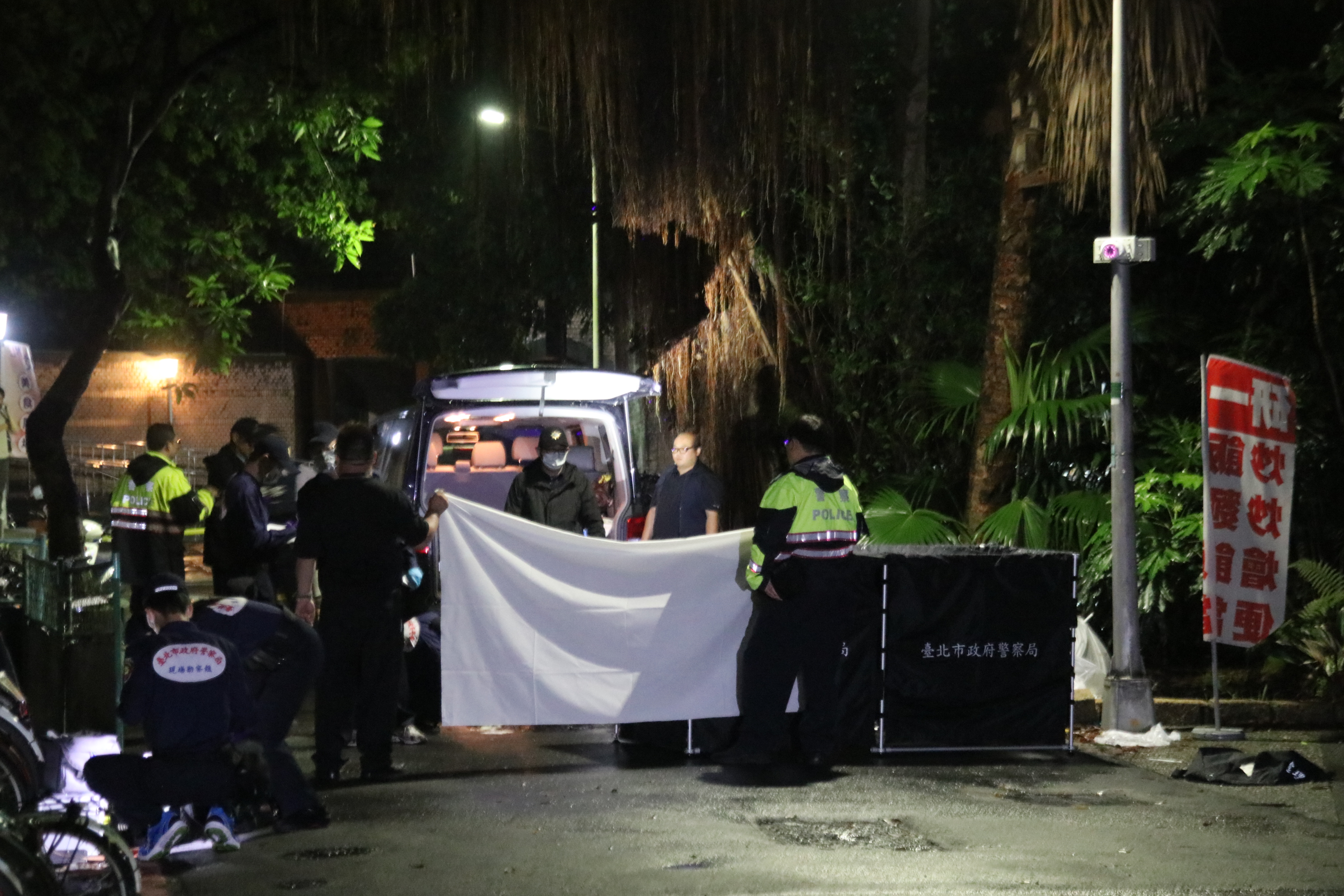 台大宿舍驚傳有人潑灑不明液體，凶嫌張男則是在台大女宿外自刎，當場死亡。