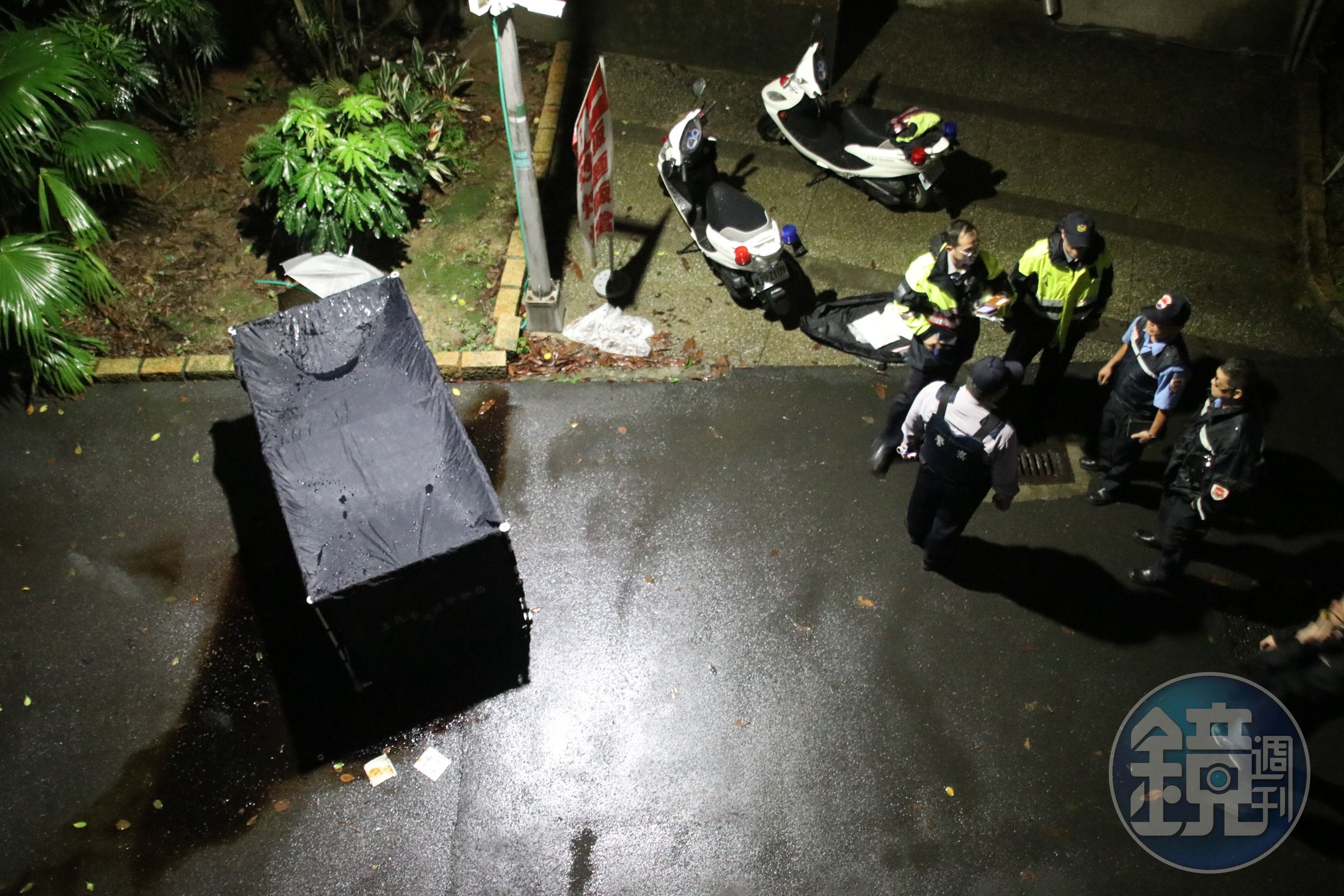 死亡現場瀰漫刺鼻氣味以及大量血跡。