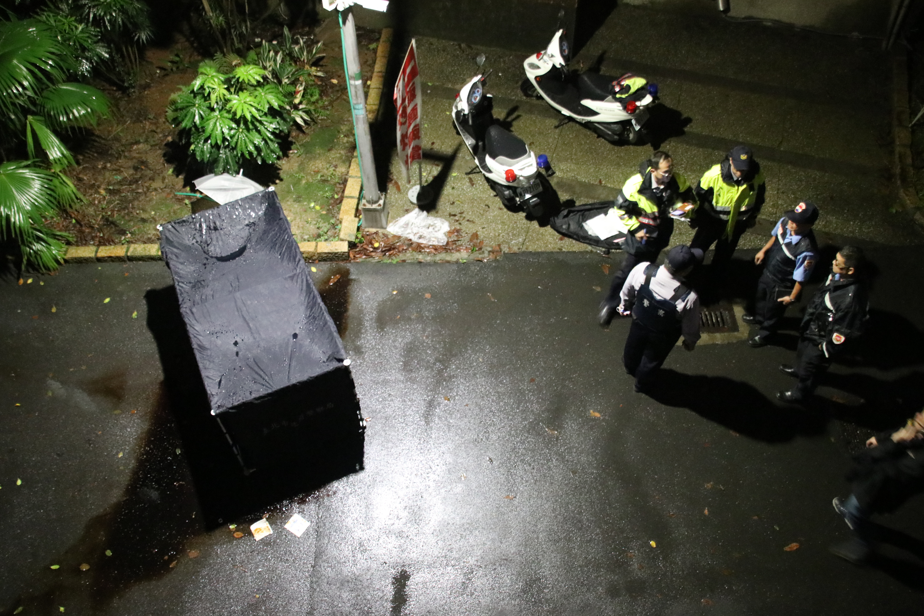 死亡現場瀰漫刺鼻氣味以及大量血跡。