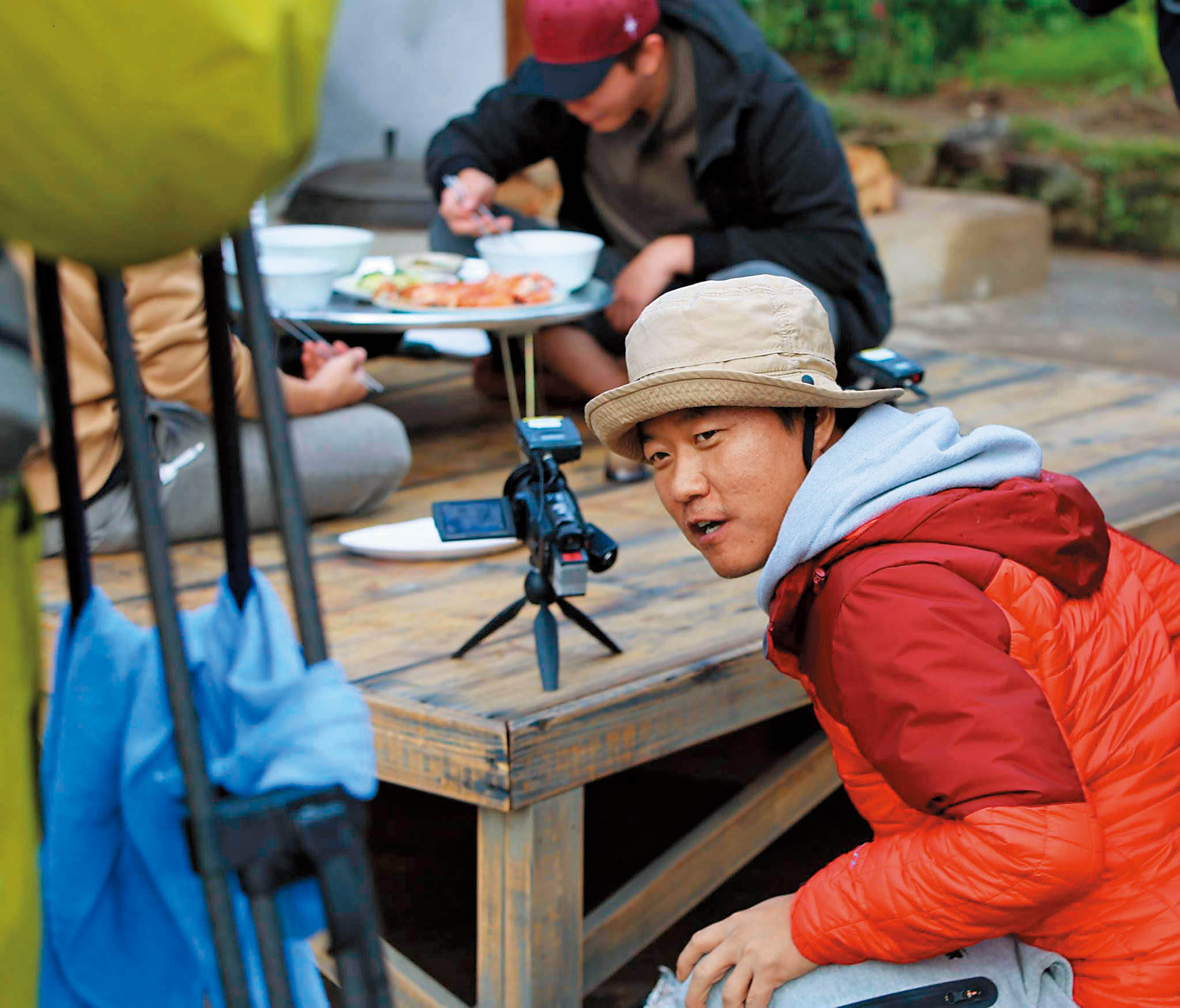 錄製節目時，羅暎錫總是親力親為，努力解決各種問題。（tvN提供）