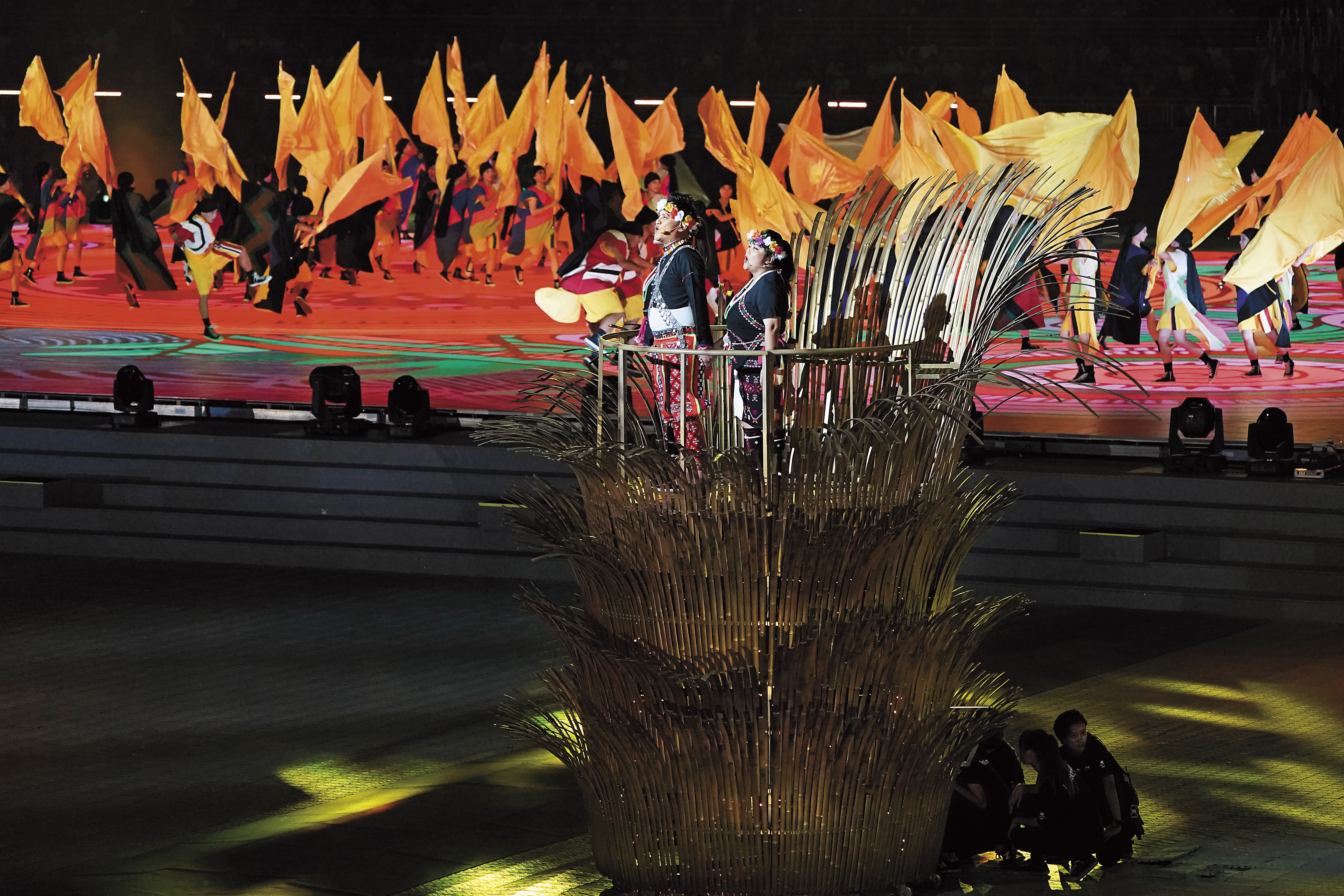 世大運開幕典禮的原住民歌舞，被民眾盛讚是台灣舉辦大型典禮以來最精采的演出，多達42組專業表演團隊參與。左為桑布伊。（林俊耀攝）