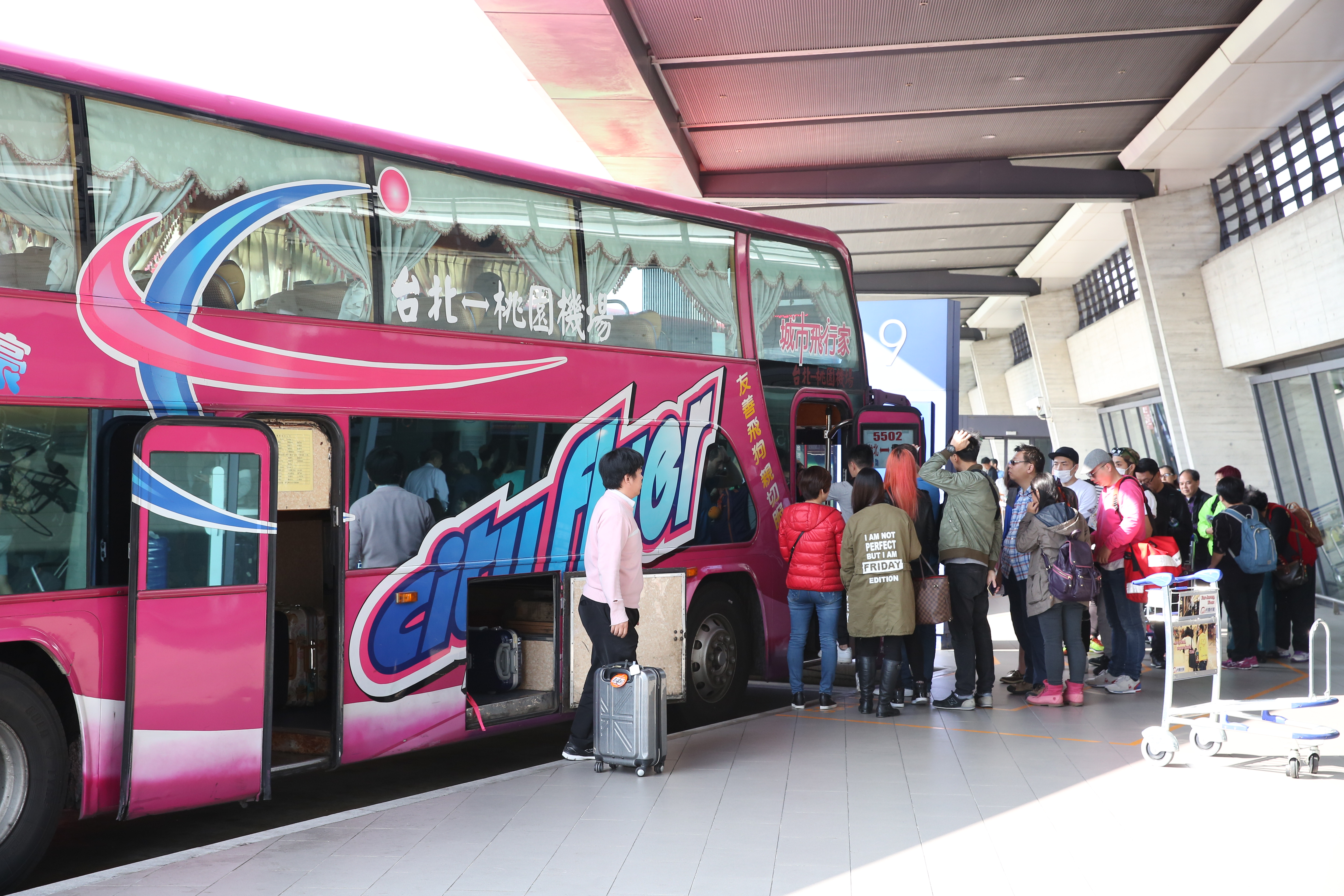 立院初審通過導遊、領隊國老取消，回歸交通部觀光局主辦，此舉恐有違憲爭議。圖為遊客登車。