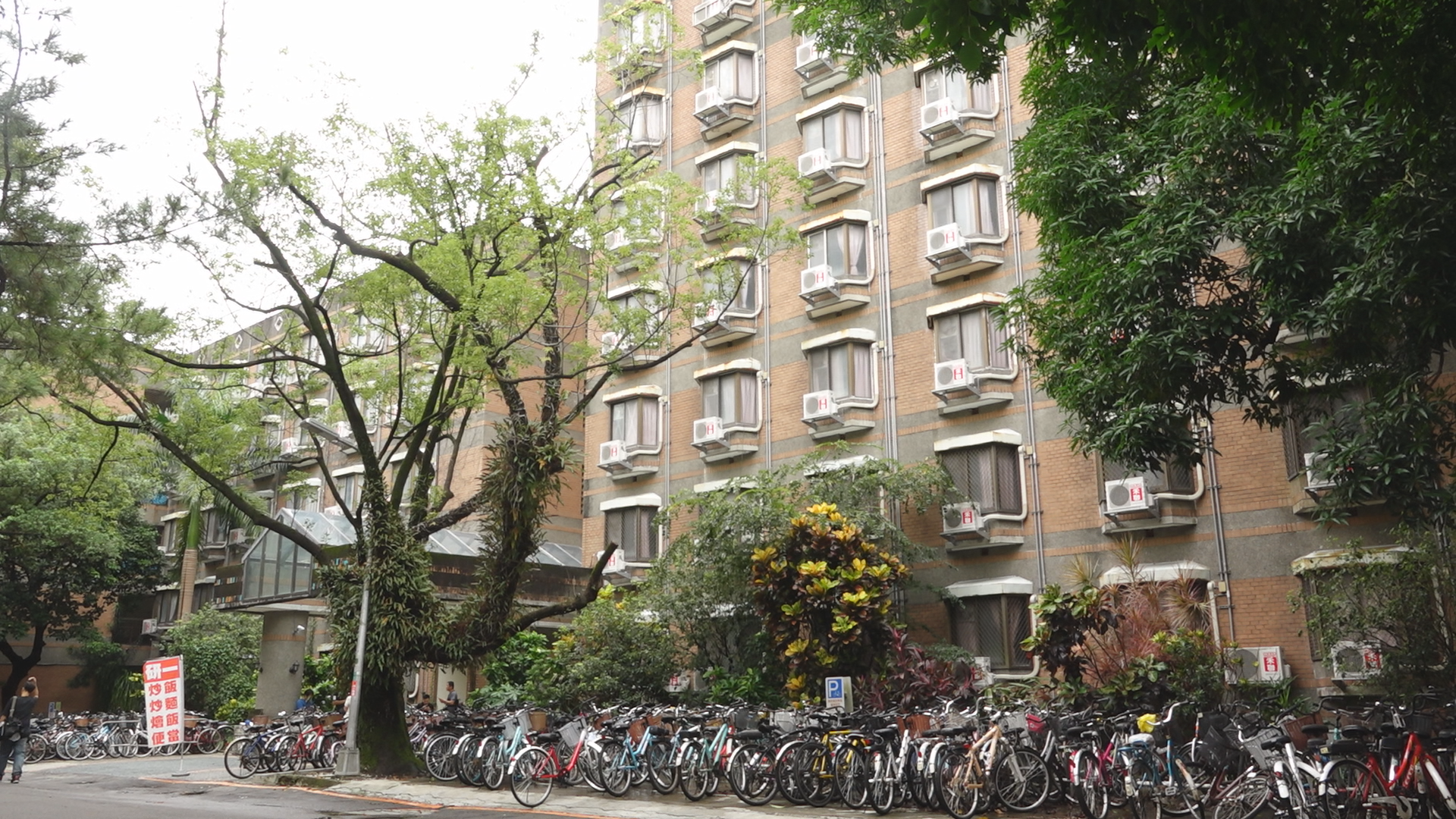 台灣大學凌晨發生的潑酸自刎案。