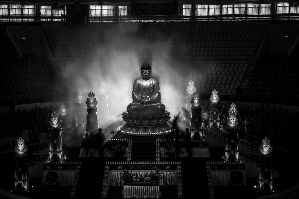 《大佛普拉斯》種種的荒謬延伸在影像美學，從形式到空間設計，比如肚財的家和護國法會的造型。（甲上提供）