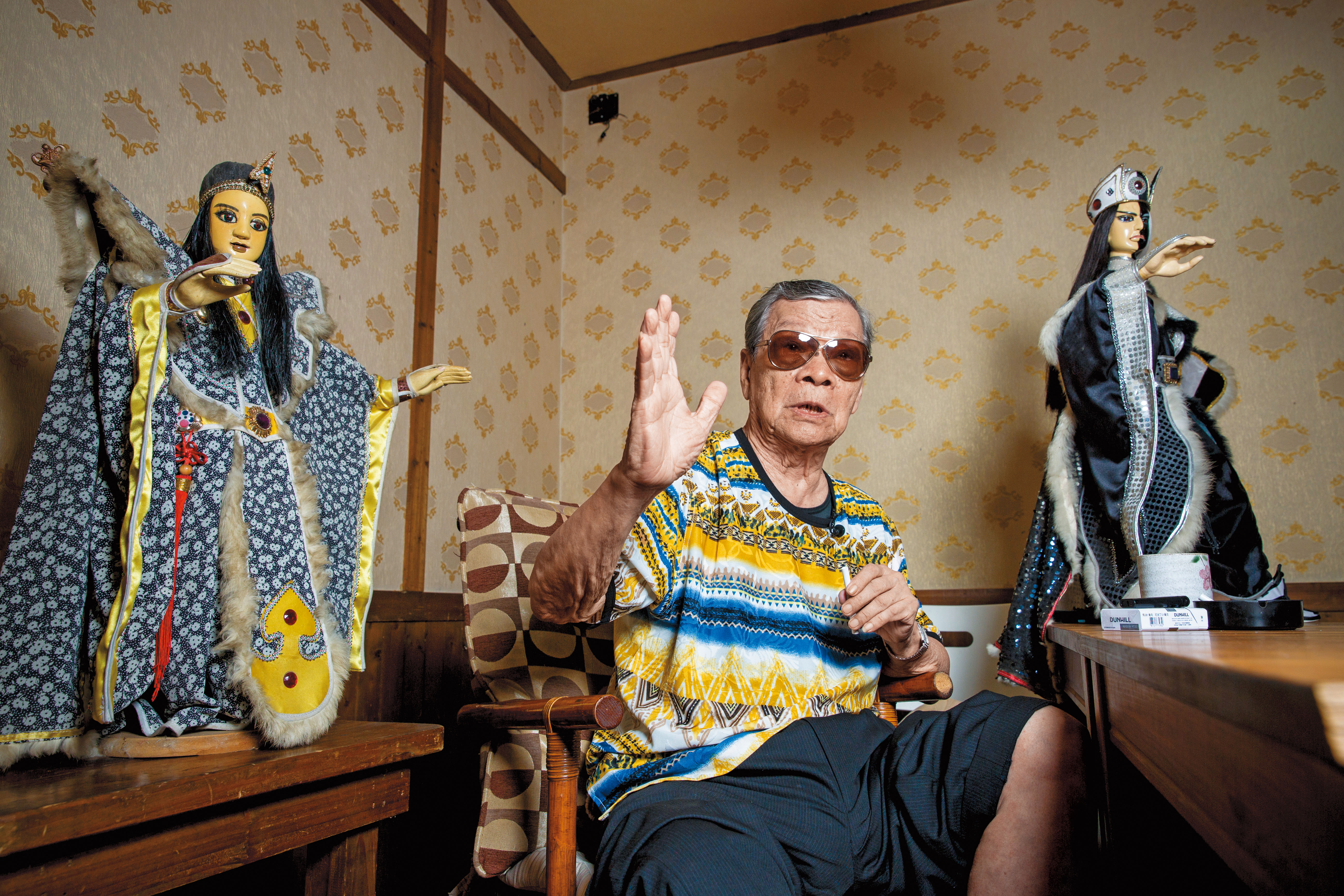 19歲起就戴著雷朋墨鏡，黃俊雄稱這是三軍統帥的墨鏡，陪他走跳江湖。