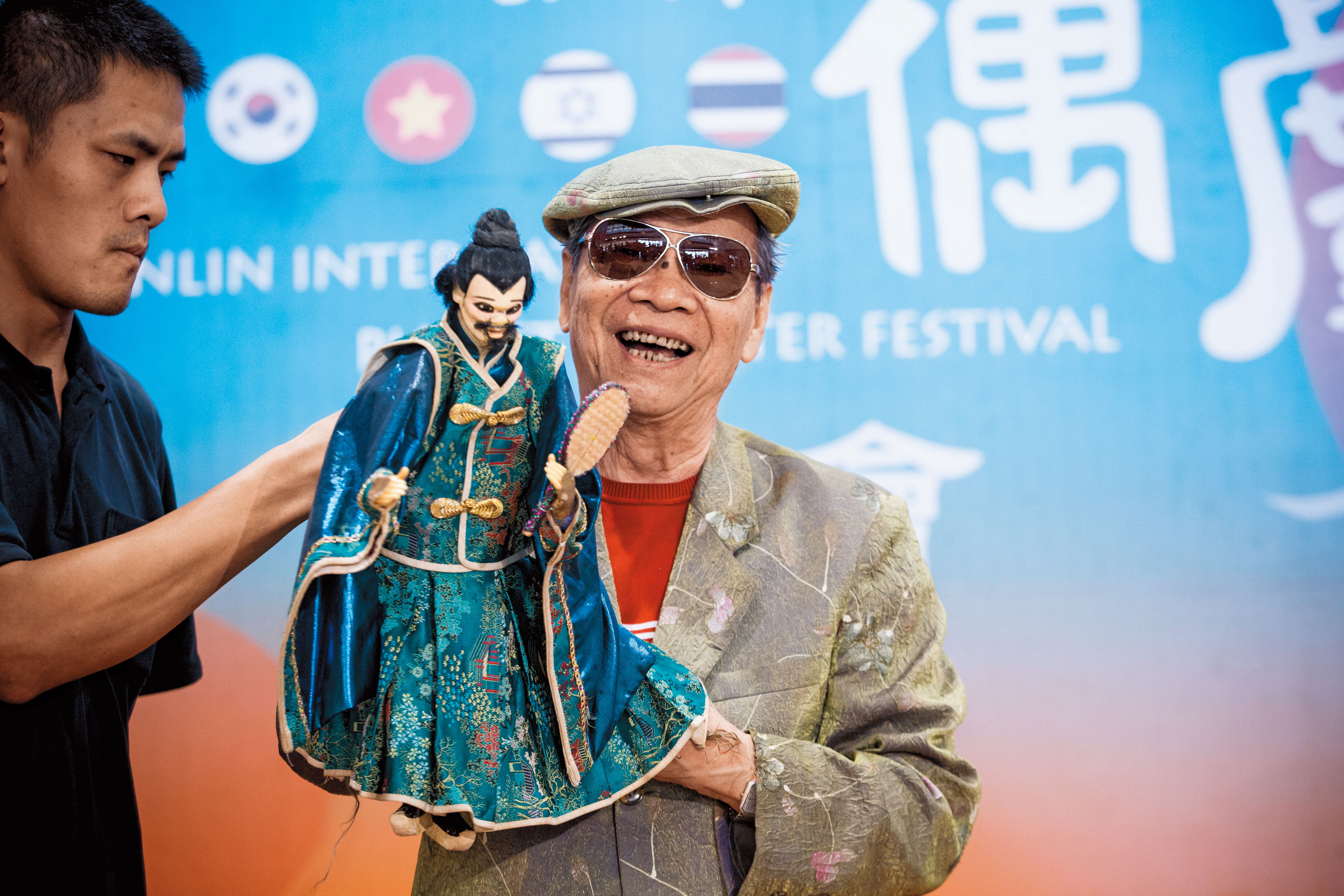 雲林偶戲節記者會這一天，黃俊雄操持劉三戲偶，唱了一段平劇，展現宗師的即興功力。