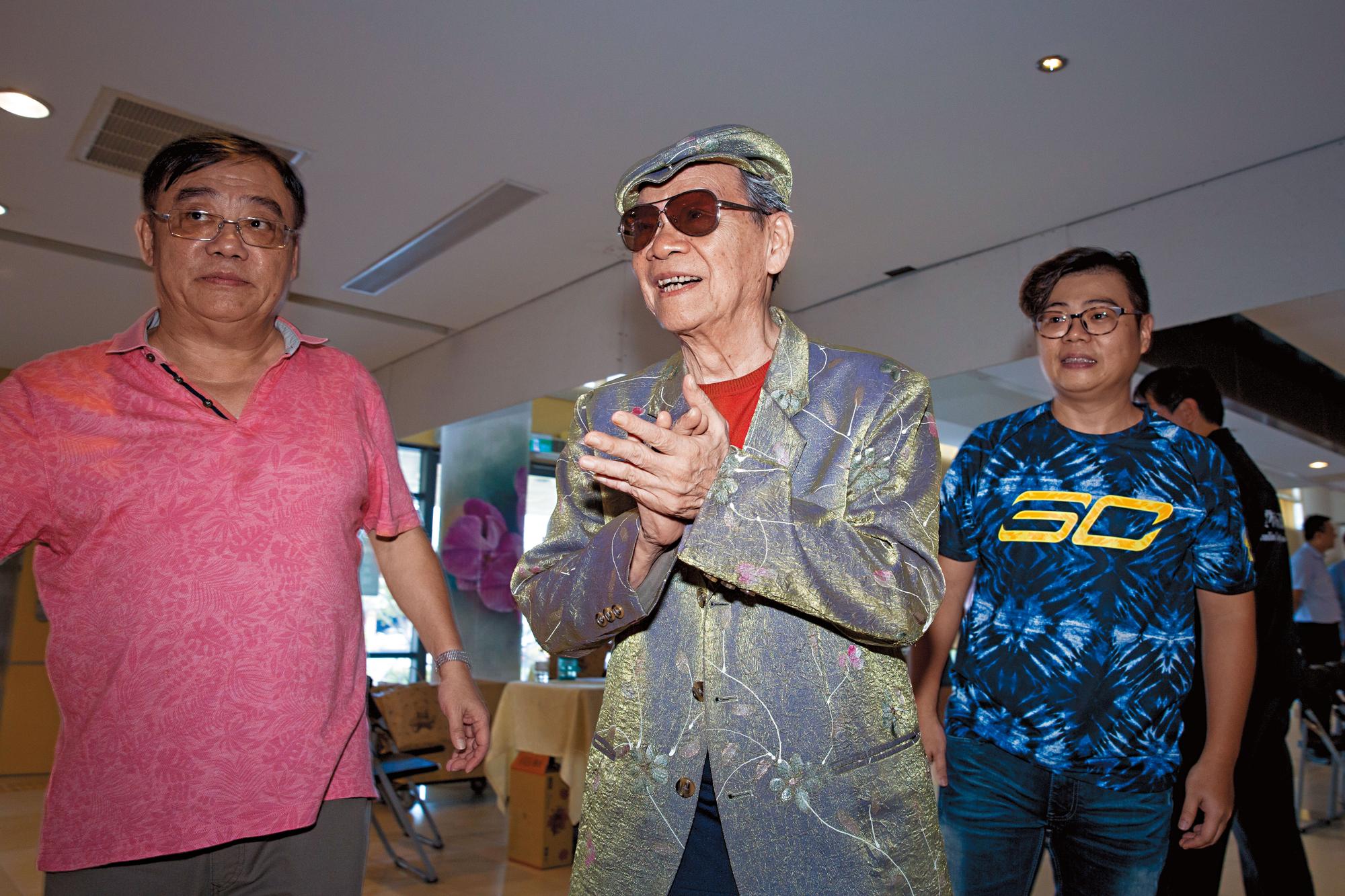 布袋戲世家三代一同出席雲林偶戲節記者會。圖為黃文擇（左）、黃俊雄（中）、孫子黃匯峰（右）。