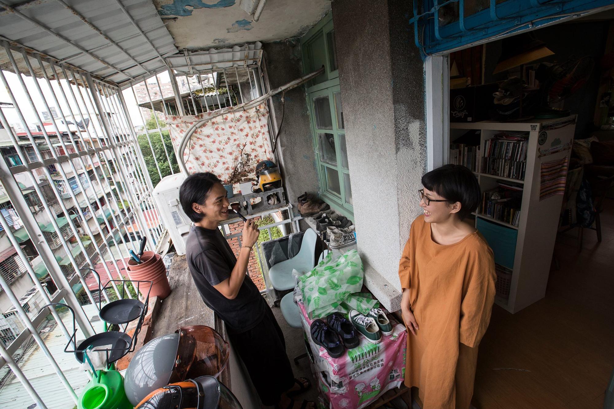 楊大慶的租屋處位在公館水源路國宅區頂樓，小小的坪數裡住了兩個人。