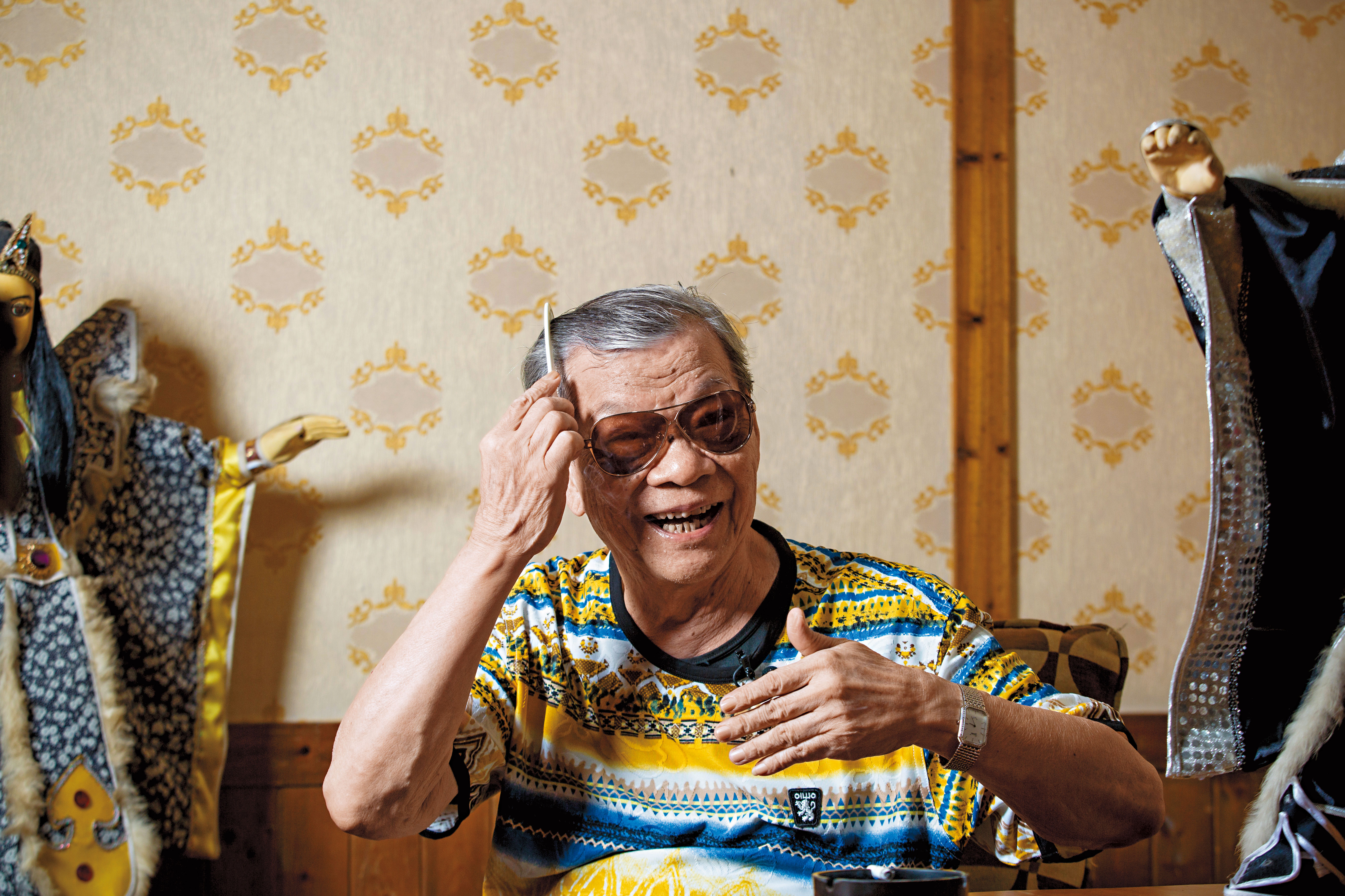 拍照前梳梳頭髮，黃俊雄出生於日本時代，古腔古調的台語中藏著日本用詞，稱梳子為KUSHI。