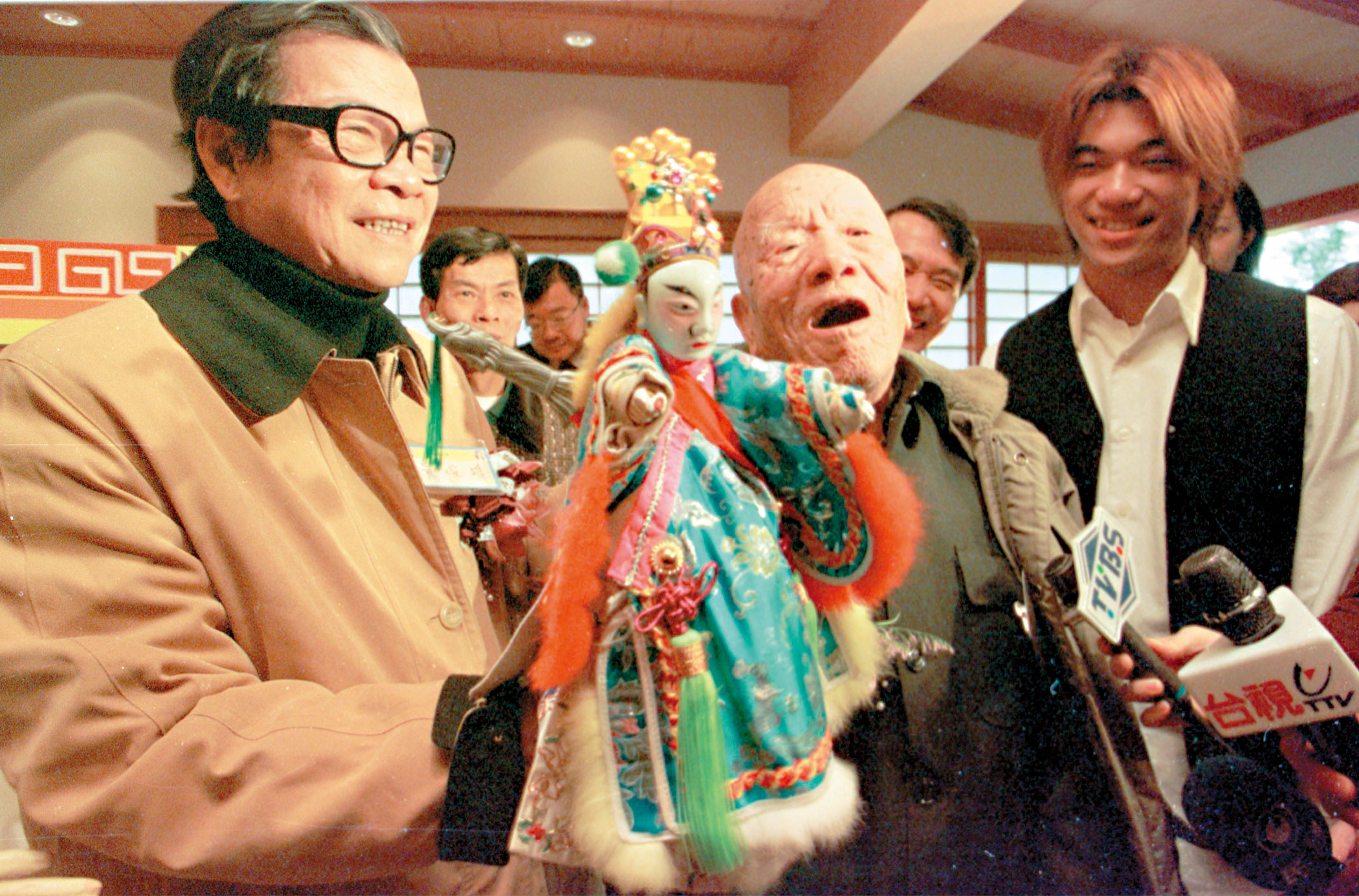 2000年3月2日,黃俊雄與父親黃海岱、四子黃立綱一同在台北市長官邸,慶祝史豔文誕生30週年。(中央社)
