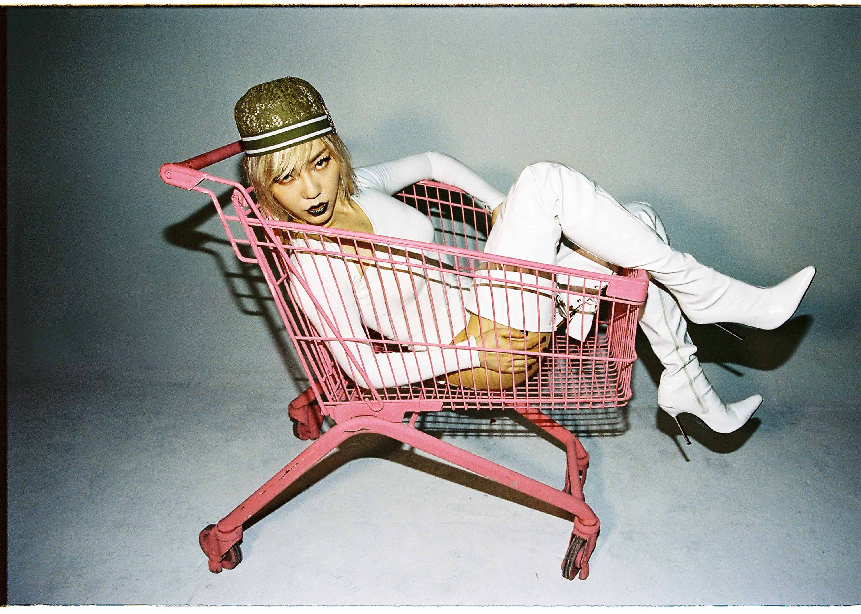 綁著辮子頭的吳莫愁穿上緊身勁裝，露出小蠻腰及大腿。（大長城多媒體提供）