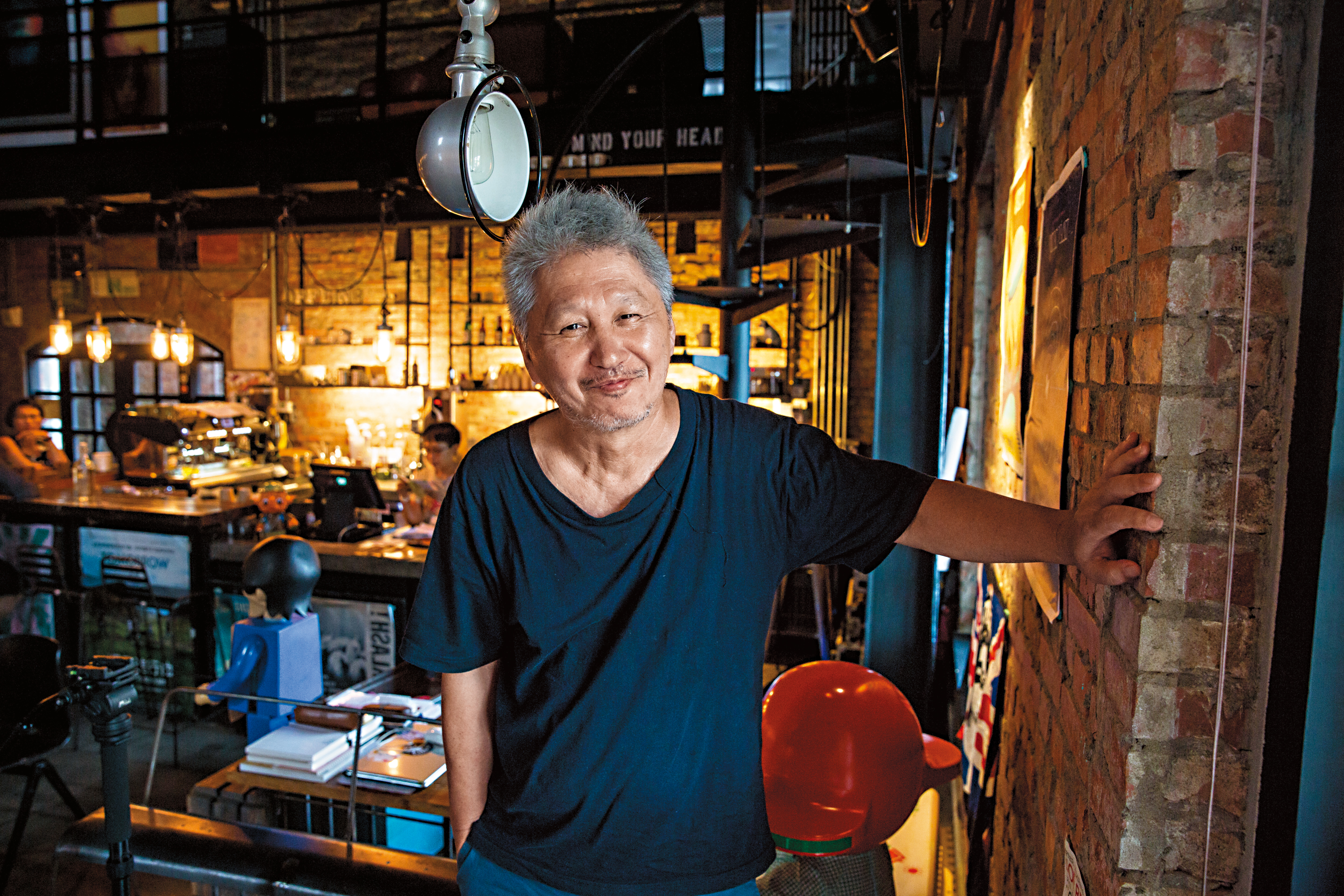 任將達頭髮全白, 臉上也充滿歲月刻痕, 但雙眼始終有神, 像是隨時滿懷好奇地尋找新鮮的事物。