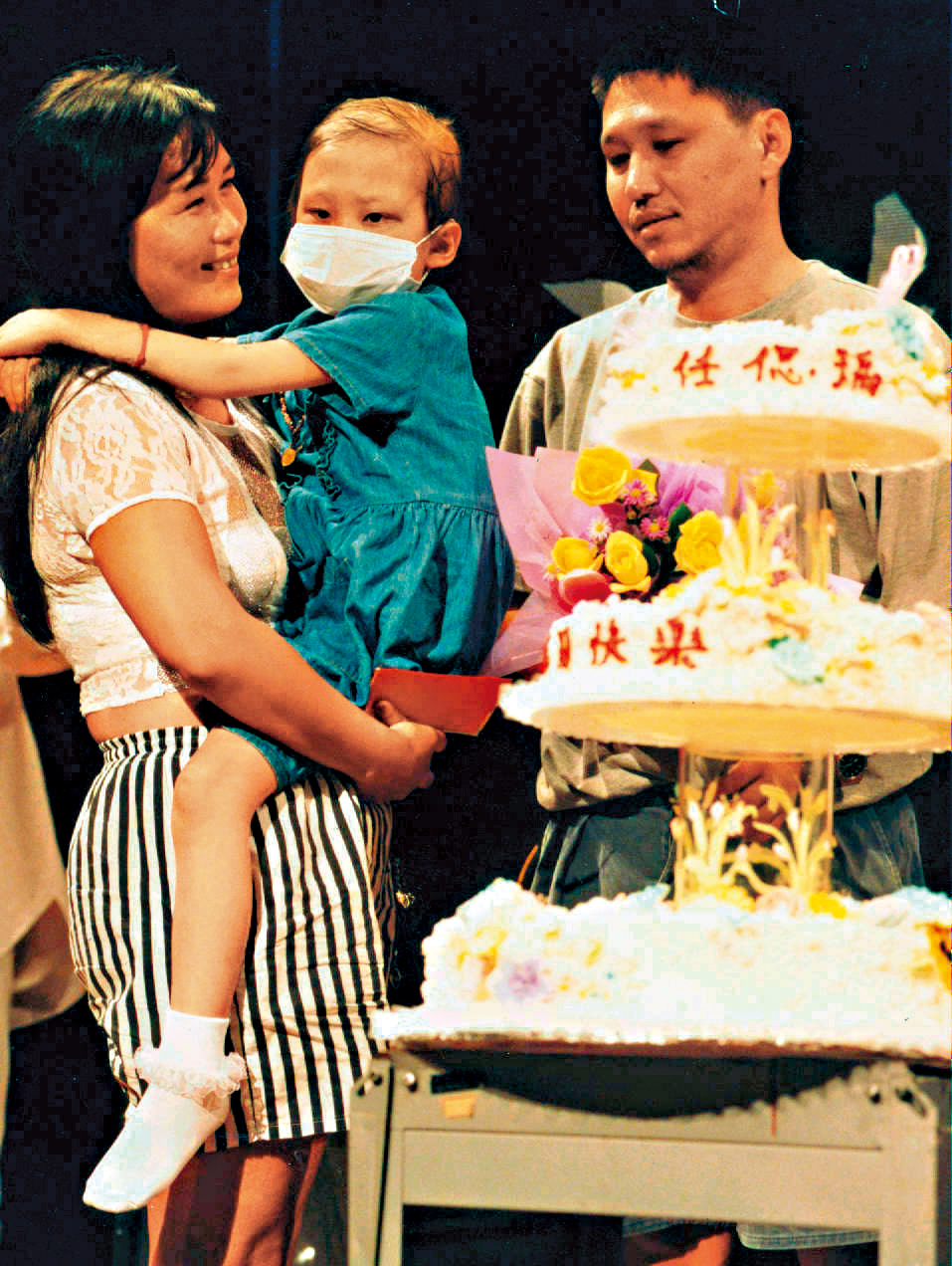 1994年,任將達(右)以女兒(中)的名義舉辦「陪妳長大」慈善演唱會,登台歌手包括伍佰、陳昇等,募款捐作「神經母細胞腫瘤」醫學研究。演唱會後沒幾天,女兒就過世了。(聯合知識庫)