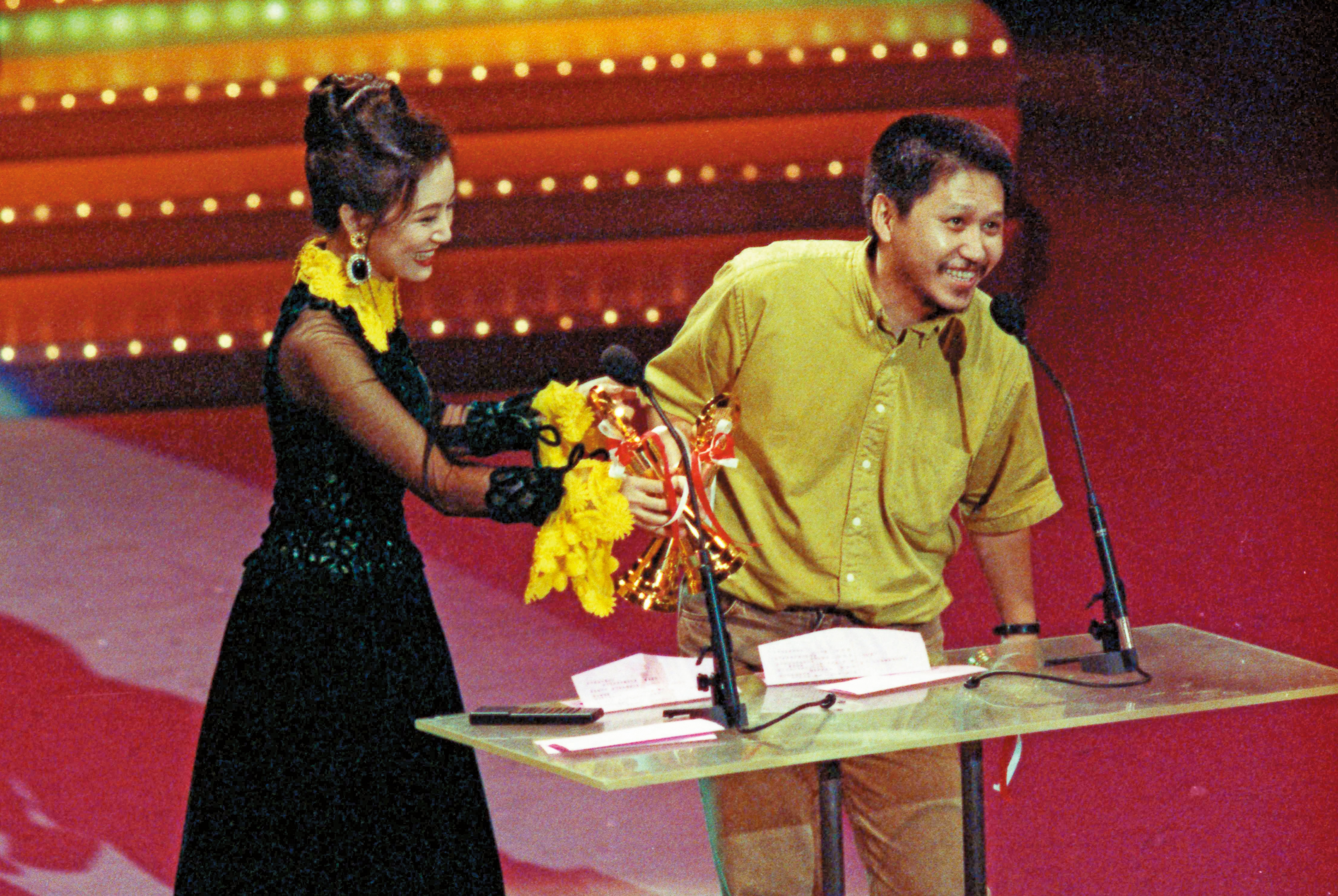 1993年，水晶唱片以《戀戀風塵》電影原聲帶獲得金曲獎「最佳演奏專輯」、「最佳演奏專輯製作人」、「最佳錄音」3項大獎，任將達（右）第一次上金曲獎舞台領獎；5年後，他以個人身分獲得金曲獎特殊貢獻獎。（聯合知識庫）