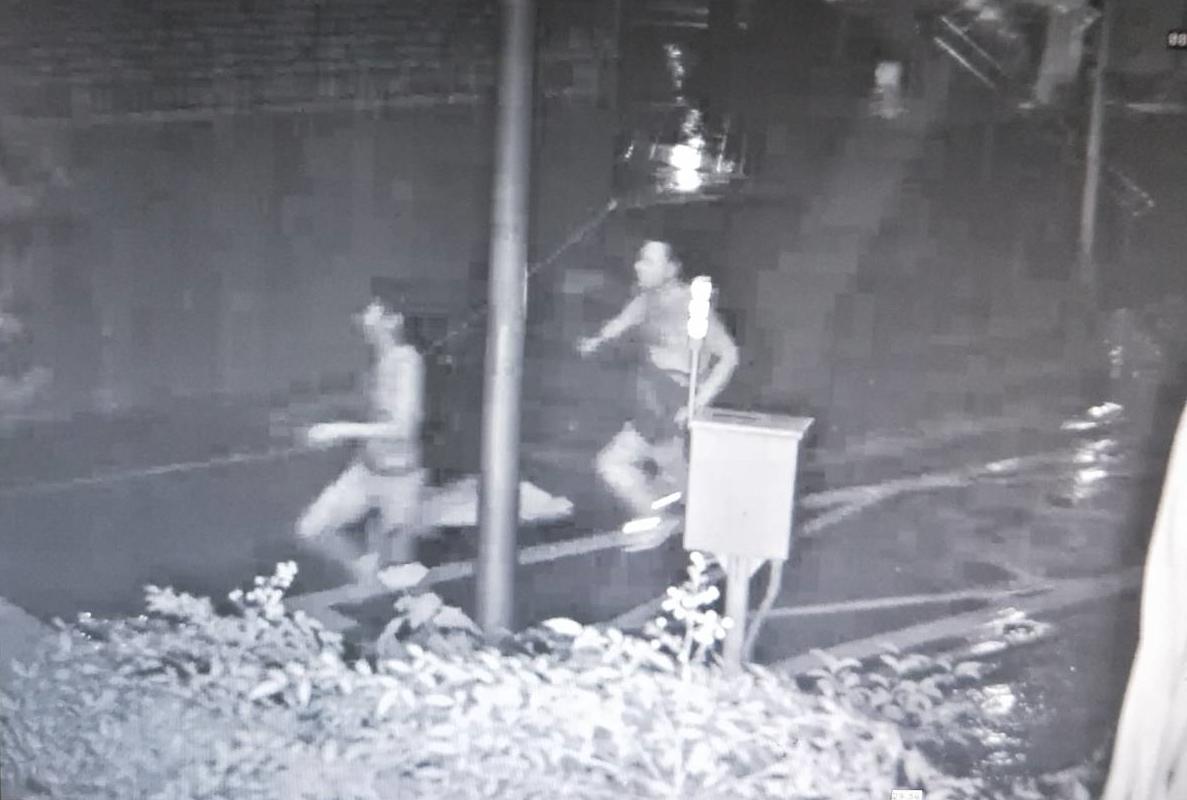 台大校園凌晨發生潑酸自刎命案，監視器畫面可見2人衝出宿舍。