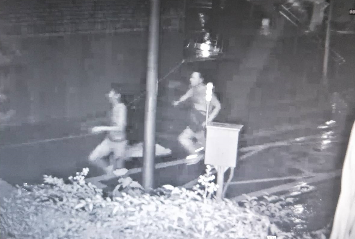 台大校園凌晨發生潑酸自刎命案，監視器畫面可見2人衝出宿舍。