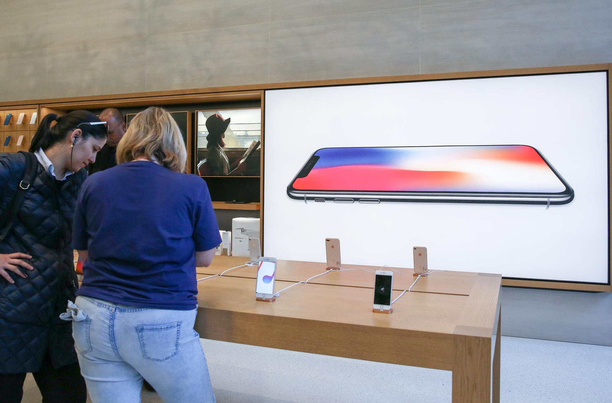 iPhone X納入許多新功能，例如3D感測、無線充電等，專家表示相關廠商能多加留意。（東方IC）