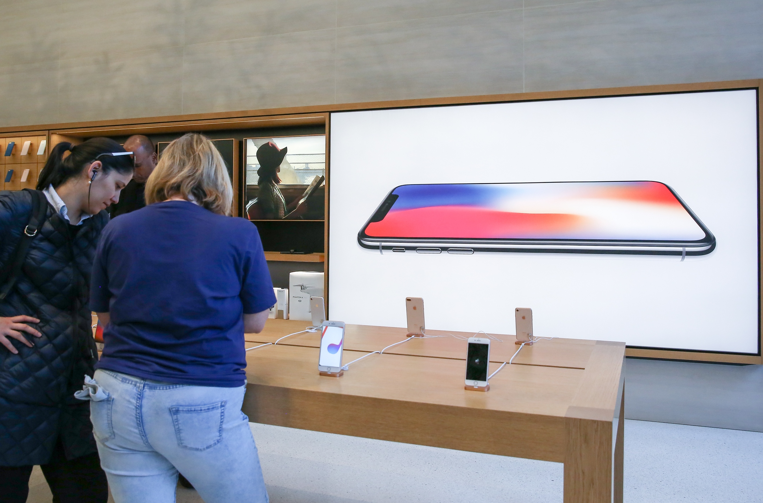 iPhone X納入許多新功能，例如3D感測、無線充電等，專家表示相關廠商能多加留意。（東方IC）