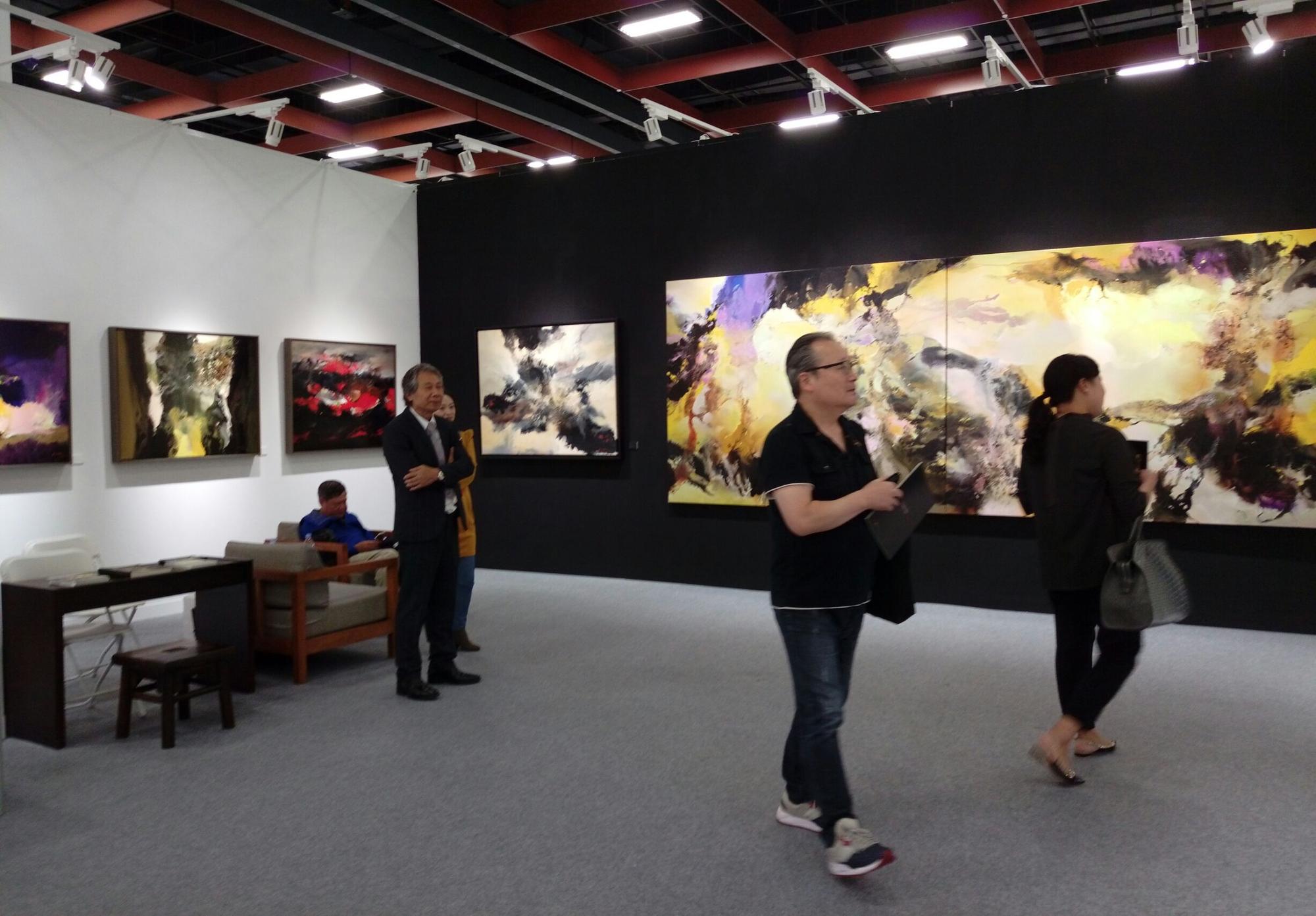 蔡文雄的巨幅創作，現在正在台北國際藝術博覽會展出。