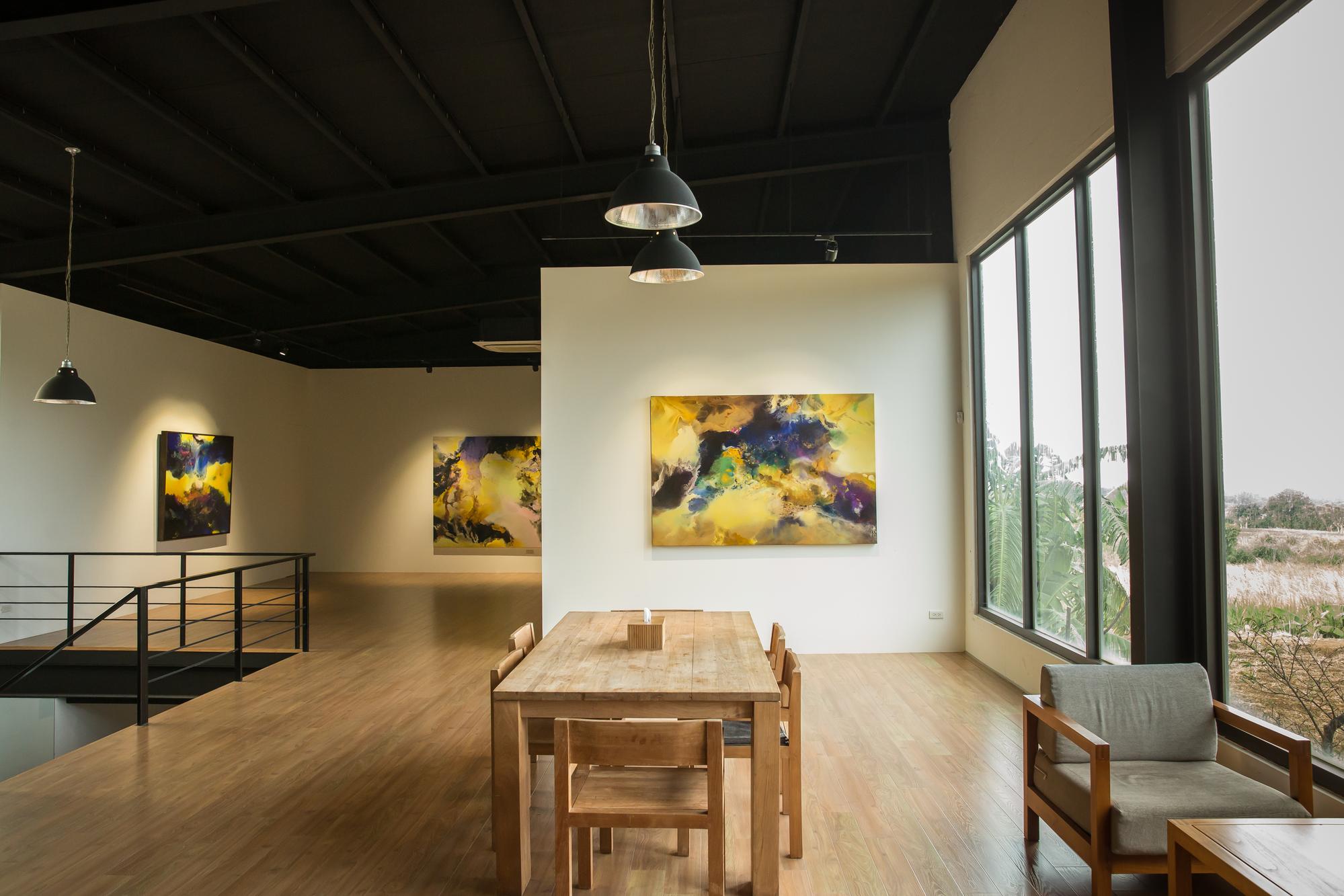 有室內設計背景的蔡文雄，工作室一角宛如美術館。