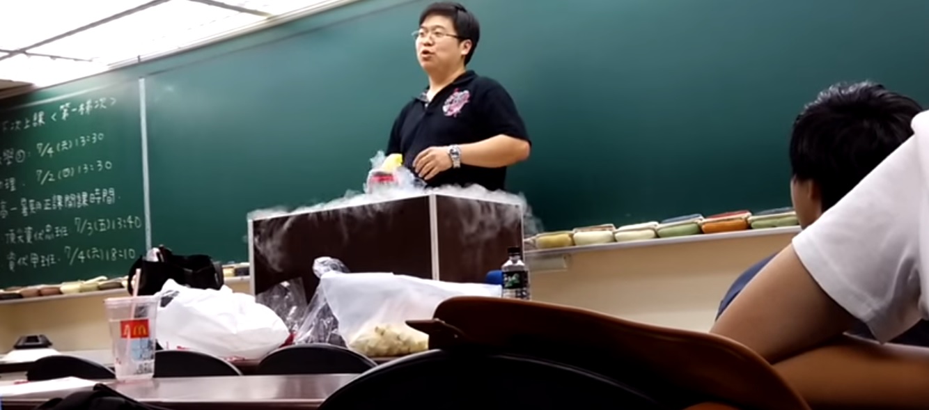 濃硫酸是管制物品，補教名師李化卻爆料，連高中生都買的到。（翻攝網路）