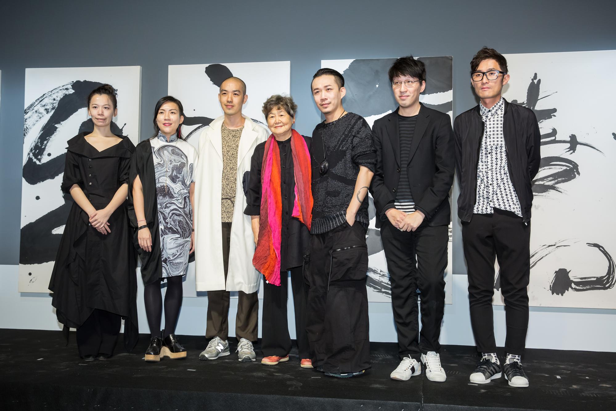 董陽孜跨界與6位服裝設計師合作,推出時尚藝術跨界展。
