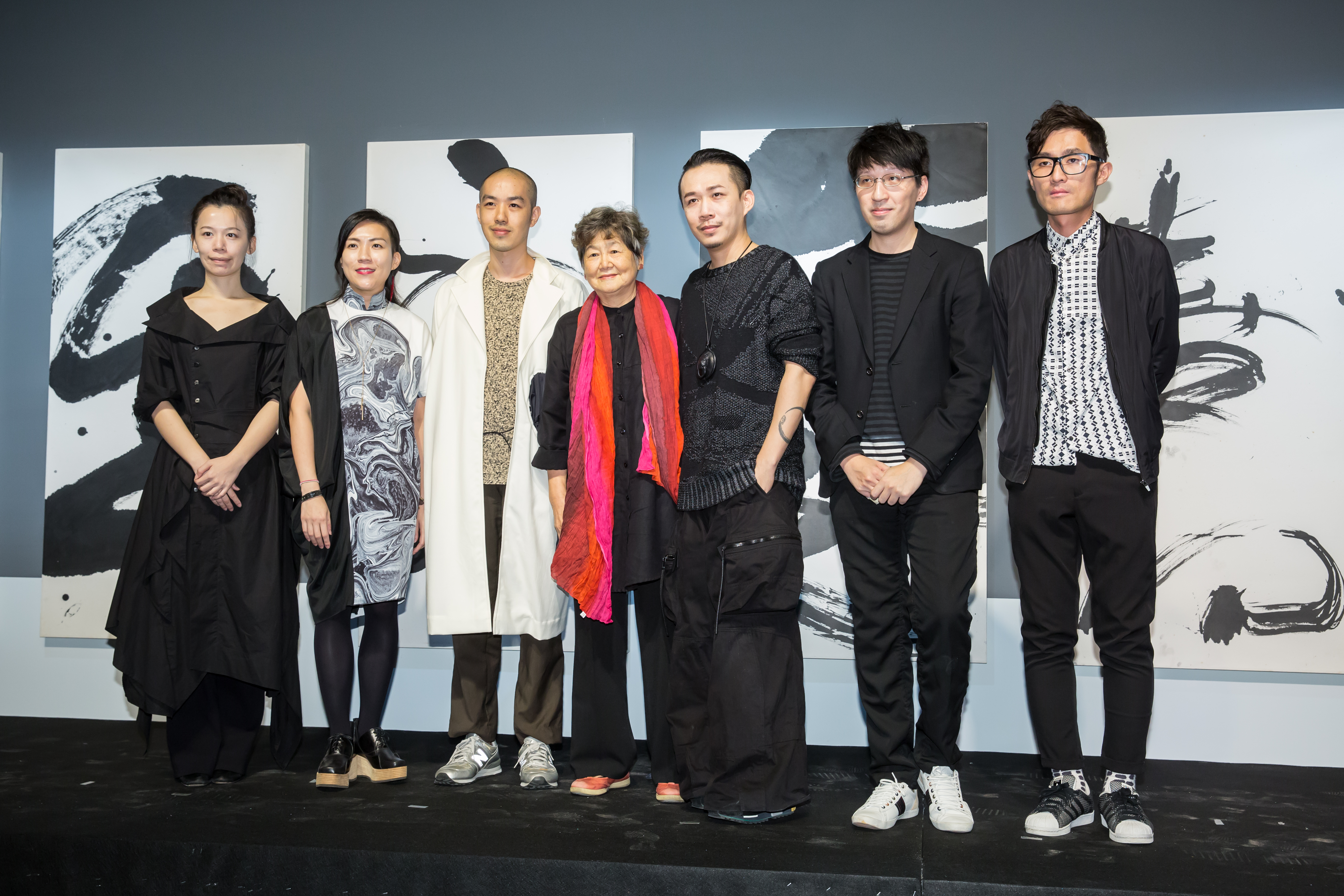 董陽孜跨界與6位服裝設計師合作,推出時尚藝術跨界展。