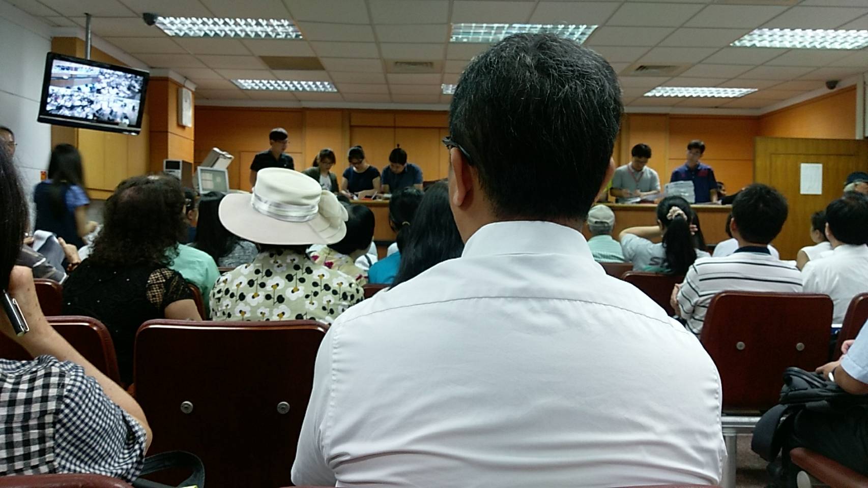 皇翔董娘廖林淑花（戴帽者）領軍的慶隆公司，23億買下法拍地，開標當天她親自到法院。（讀者提供）