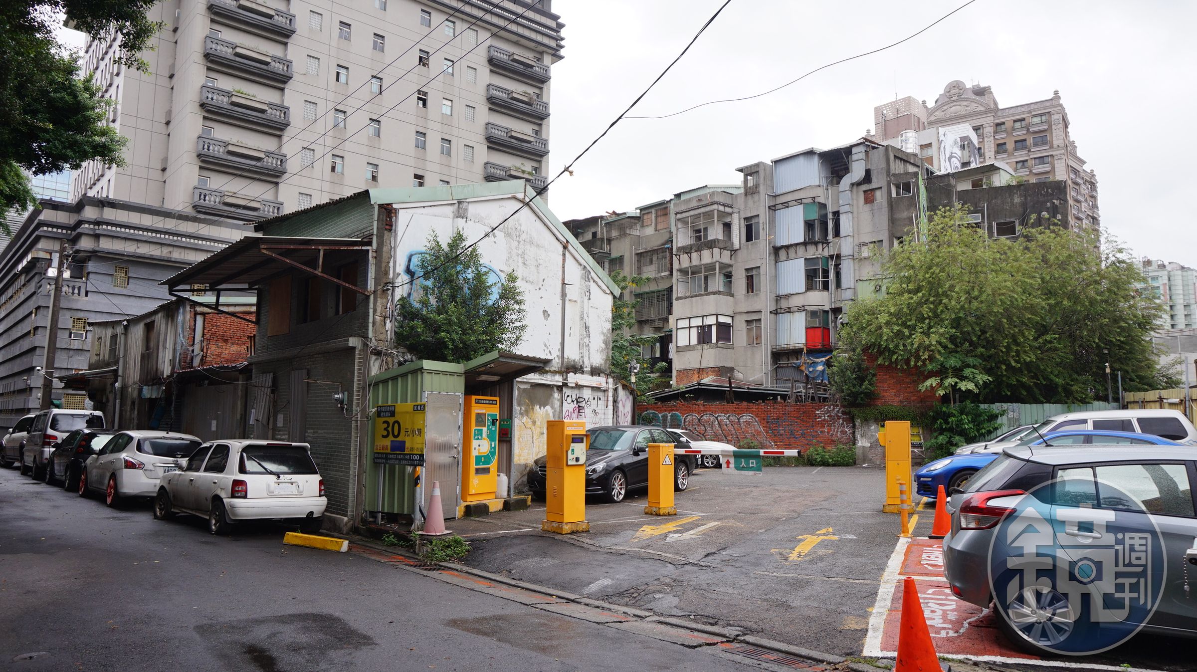 士林地院以23億餘元將和旺建設土地551坪賣出，這土地上有部分是違建及停車場。