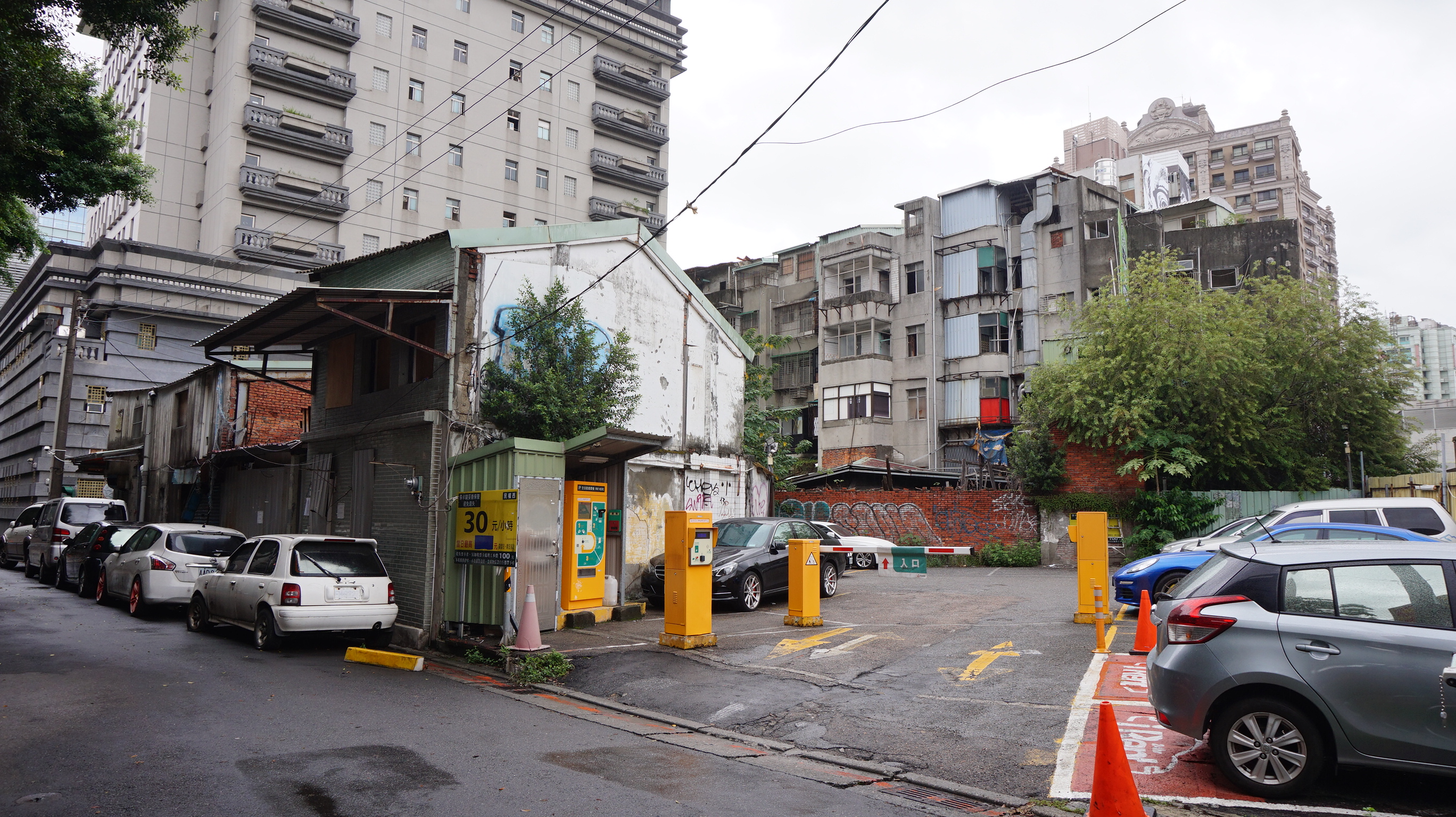 士林地院以23億餘元將和旺建設土地551坪賣出，這土地上有部分是違建及停車場。