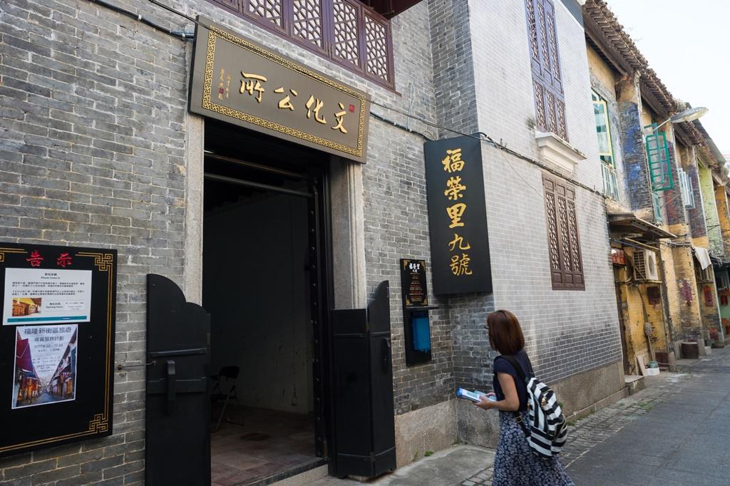 青樓門面拉了皮，鄰樓依舊灰頭土臉，形成鮮明對比。