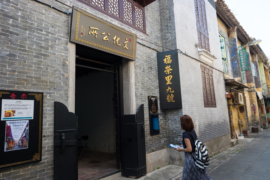 青樓門面拉了皮，鄰樓依舊灰頭土臉，形成鮮明對比。