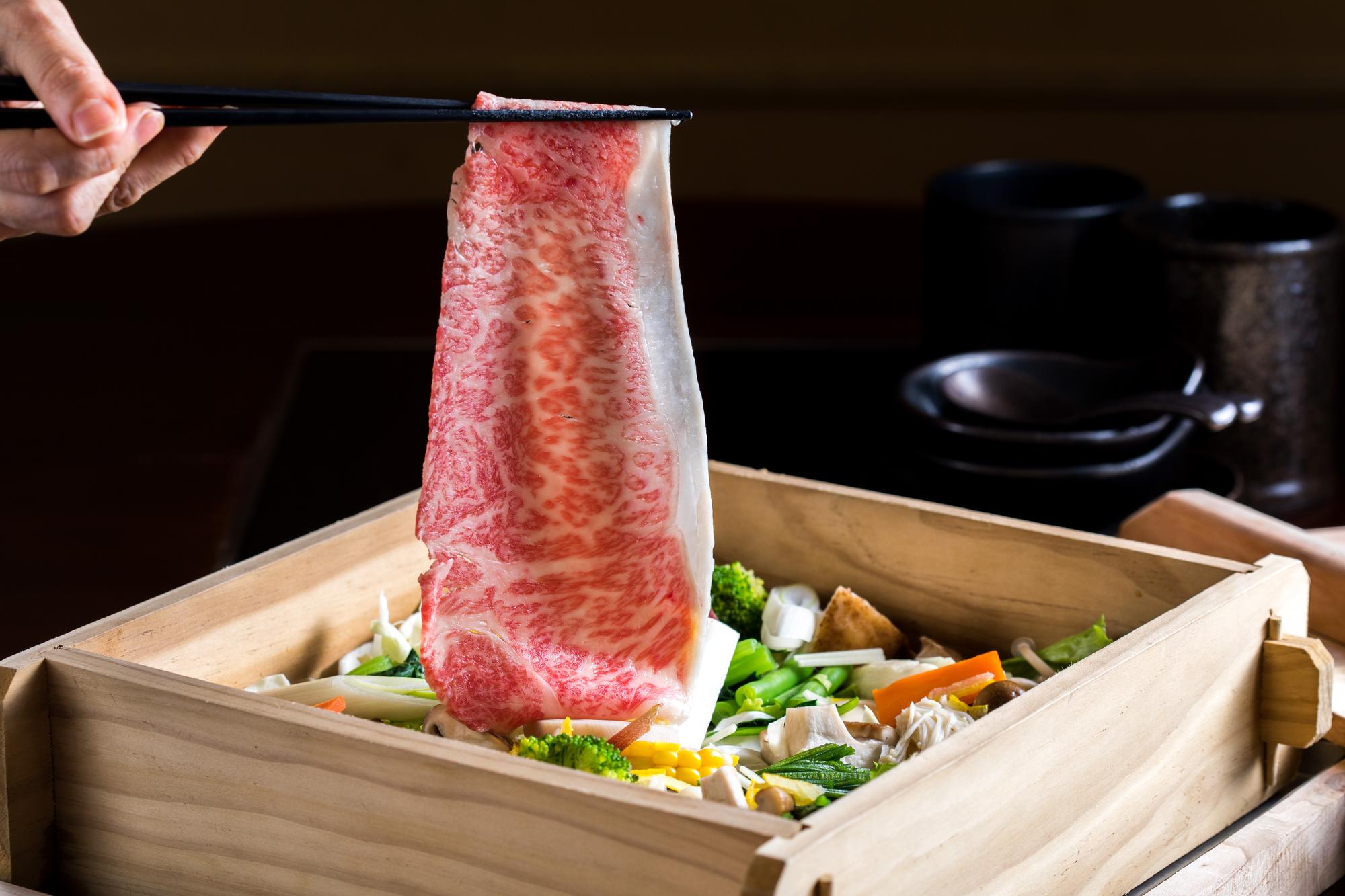 「蔬菜蒸籠蒸盛合」選用沙朗肉片,以豐潤脂油搭配蔬菜,清麗鮮甜。(3,800元/份)