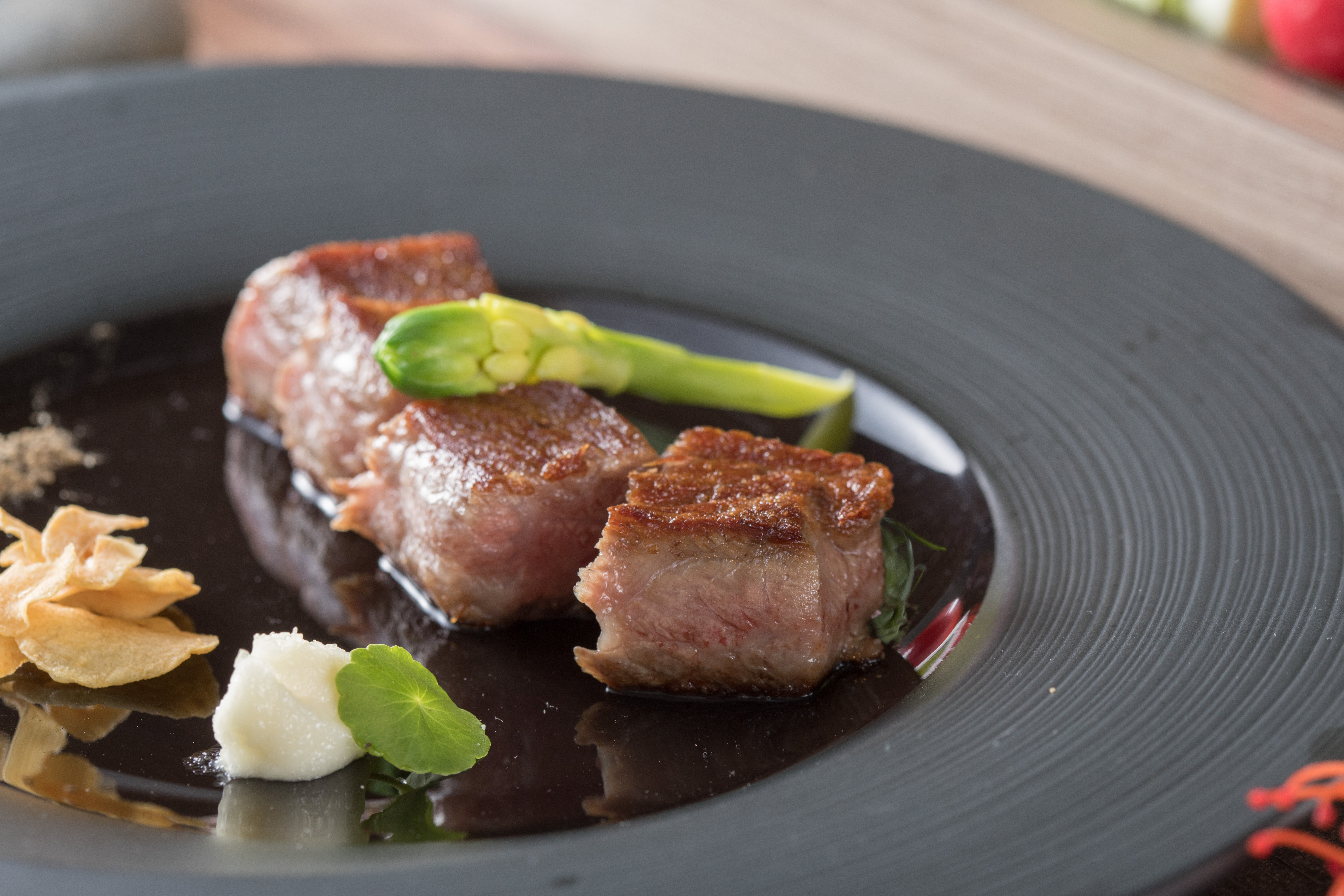 皮酥肉潤的「日本宮崎和牛沙朗」，入口後脂油噴發。（ROBIN’S 鐵板燒 ，4,000元套餐菜色／80g）