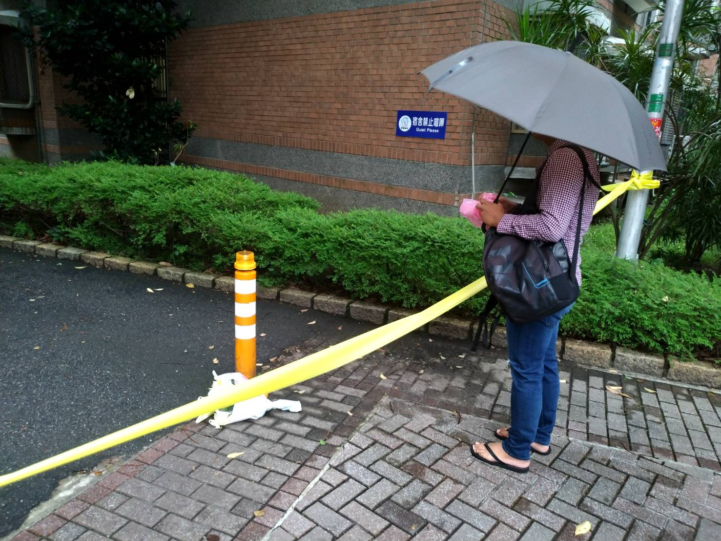 有學生站在案發現場外致哀。