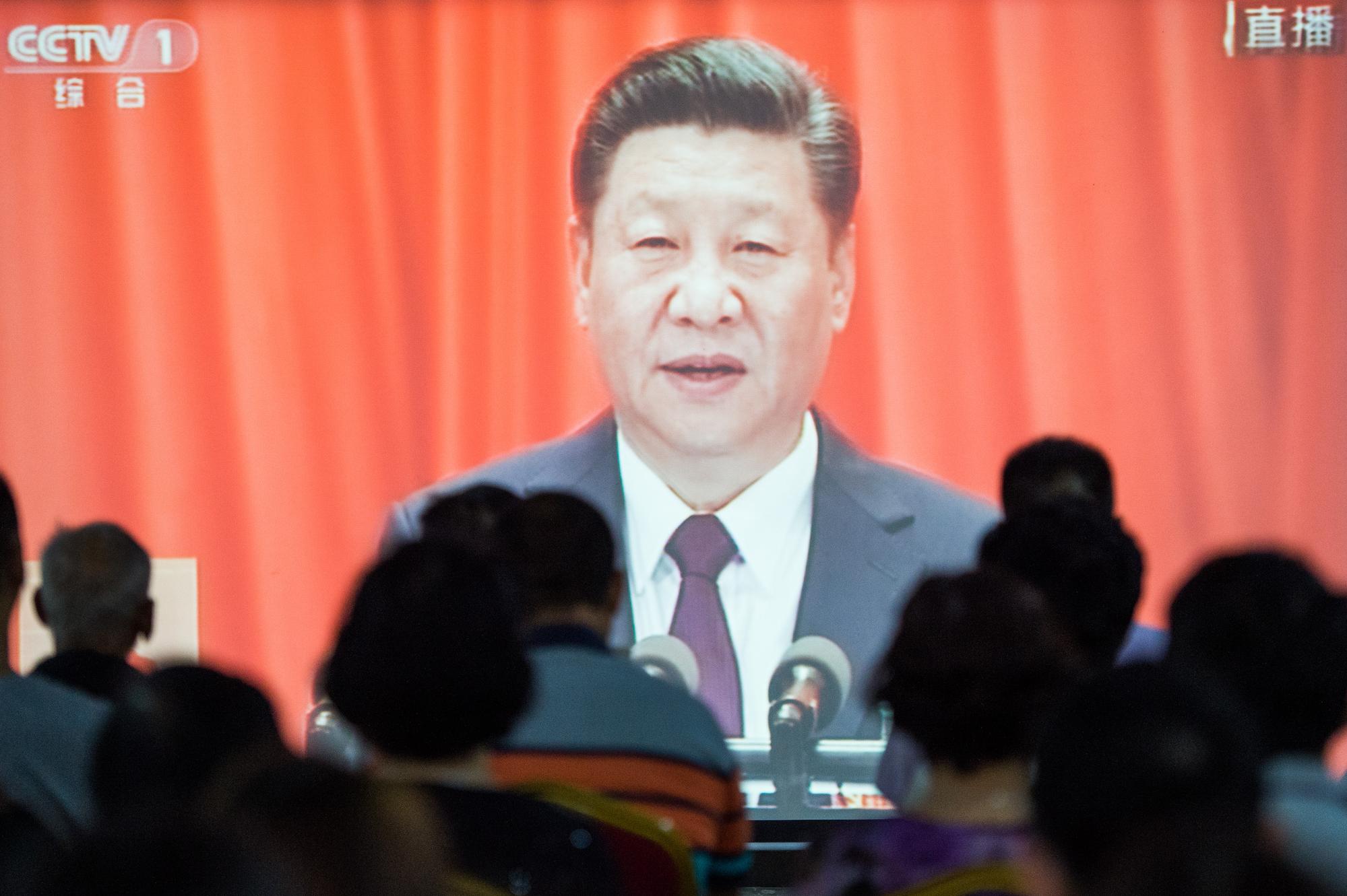 中國利用「數位式列寧主義」(digital Leninism)管理經濟並監控民眾。圖為民眾觀看央視轉播中國19大開幕。(東方IC)