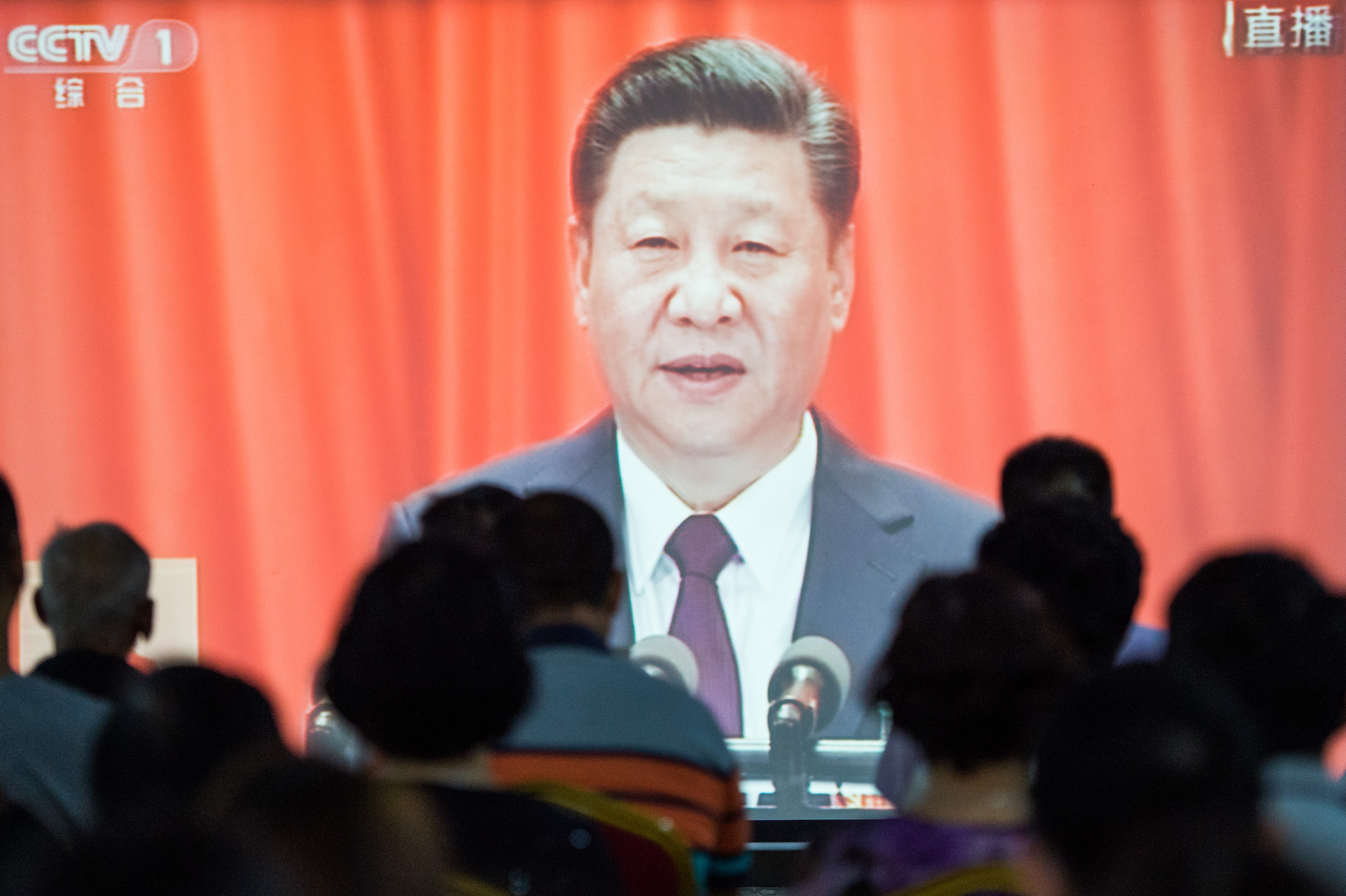 中國利用「數位式列寧主義」(digital Leninism)管理經濟並監控民眾。圖為民眾觀看央視轉播中國19大開幕。(東方IC)