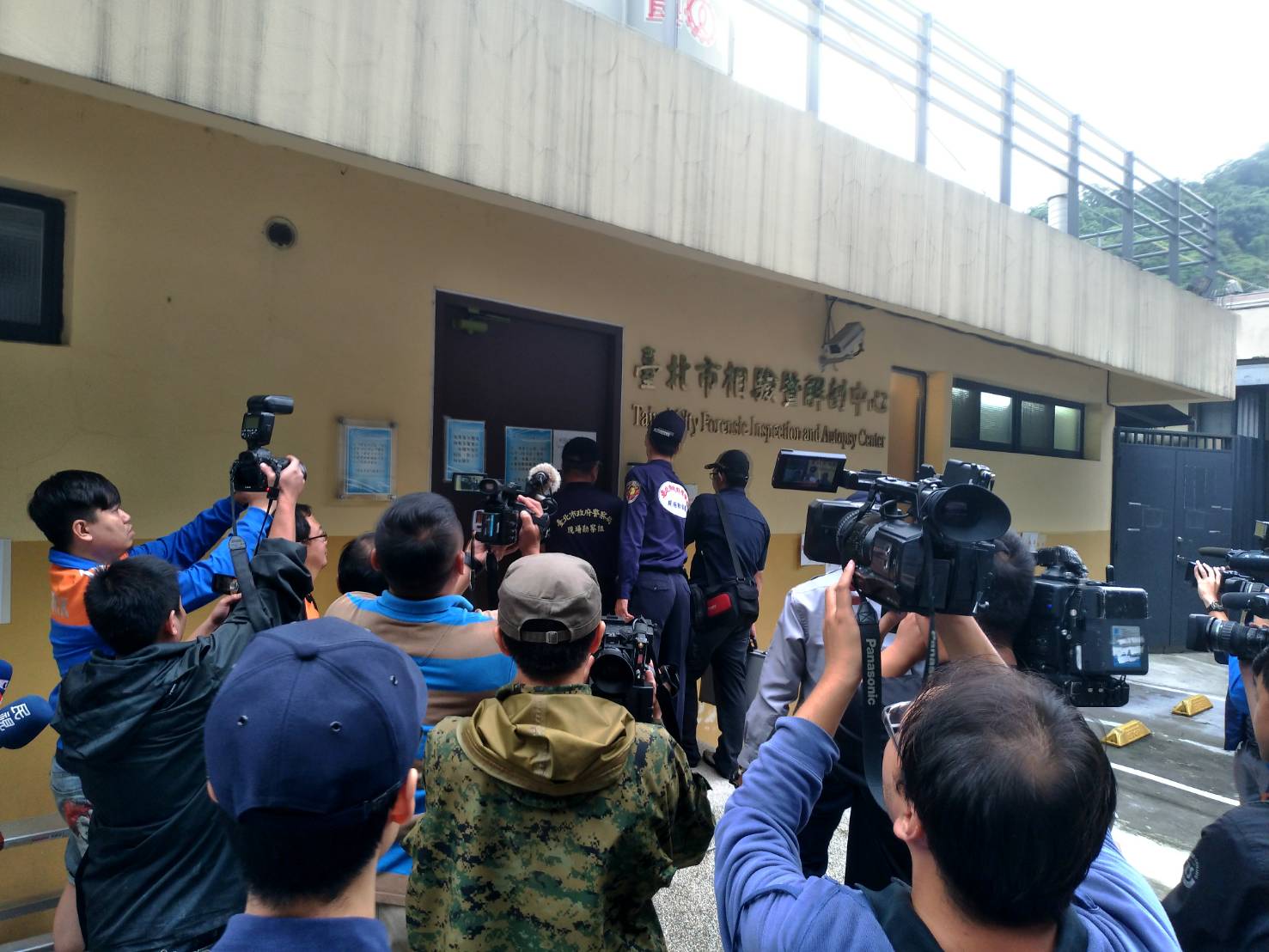 檢察官會同法醫前往二殯，對死者張男進行解剖驗屍。