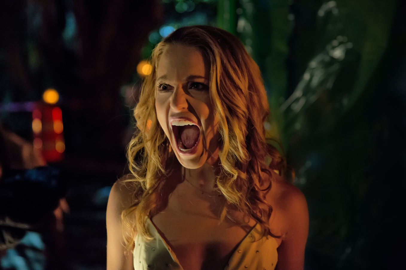 崔兒是大學女生宿舍裡頭的嗨妹,卻在校園慘被蒙面殺手殺死。(UIP提供)