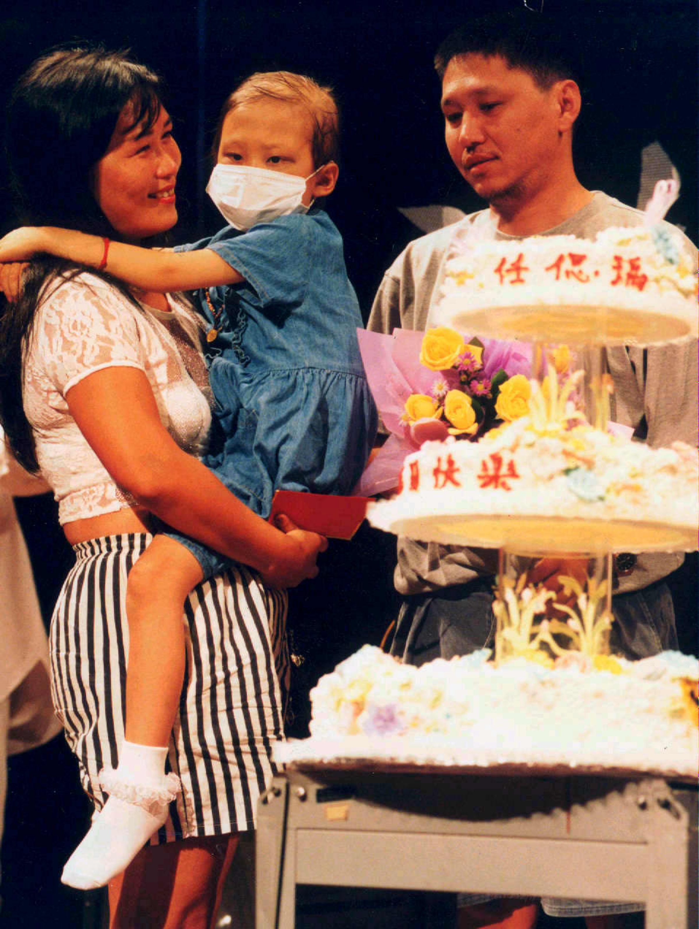 任將達（右）在「陪你長大」慈善演唱會上為女兒（中）慶祝6歲生日，演唱會結束沒幾天女兒就過世了。（聯合知識庫）