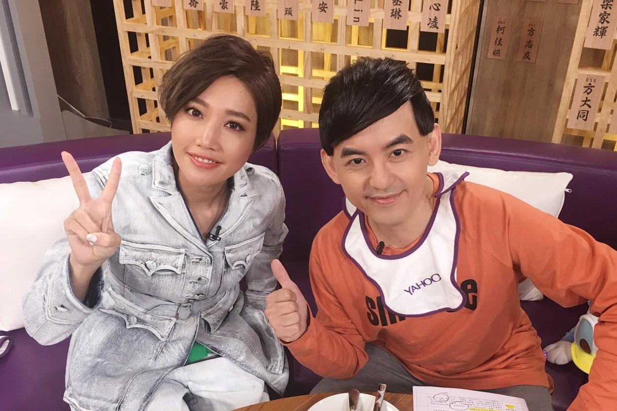A-Lin和黃子佼暢談專輯趣事，還回憶起出道時和張惠妹的互動。（Yahoo TV提供）
