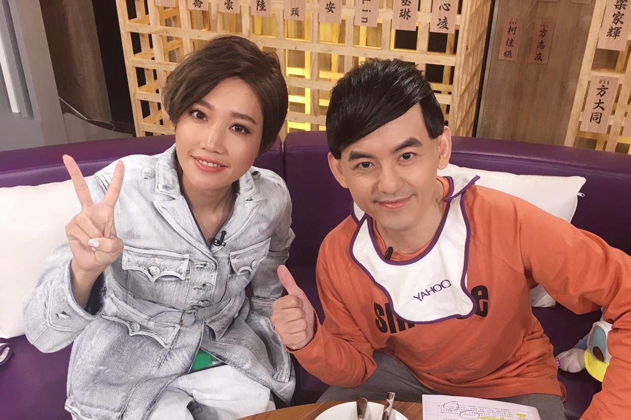 A-Lin和黃子佼暢談專輯趣事，還回憶起出道時和張惠妹的互動。（Yahoo TV提供）