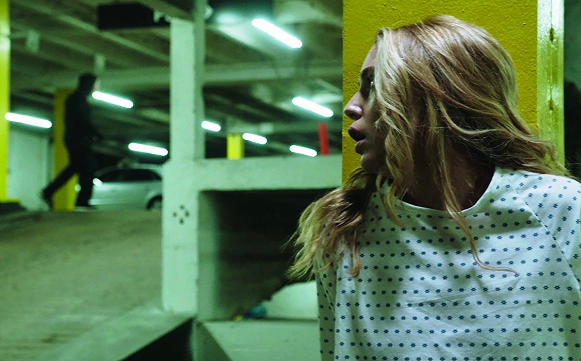 《忌日快樂》的女主角在生日那天晚上被殺，隔天起床又困在生日那天再度被殺。