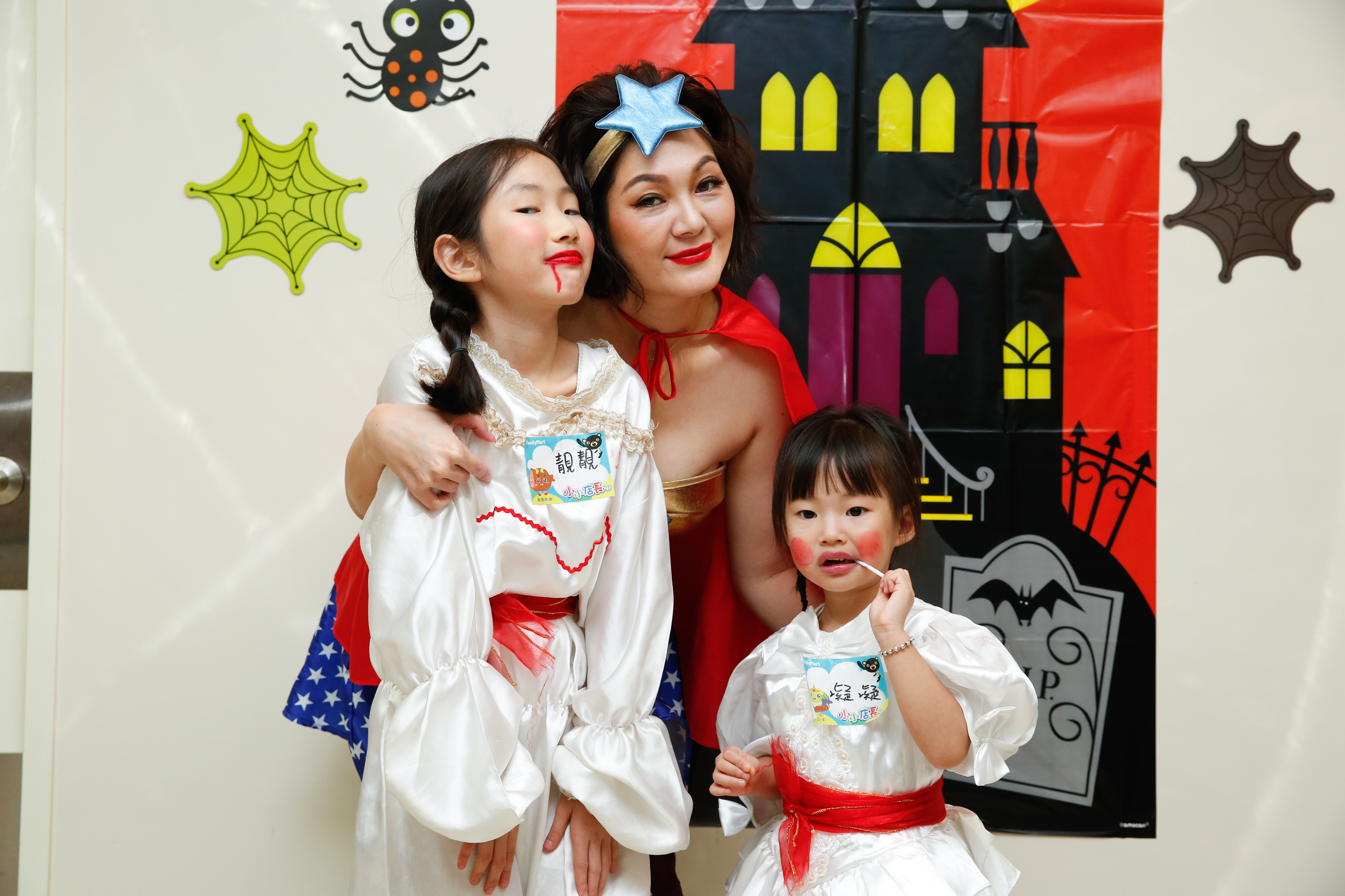 屈中恆老婆Vicky帶兩位女兒靚靚和凝凝出席超商萬聖節活動。