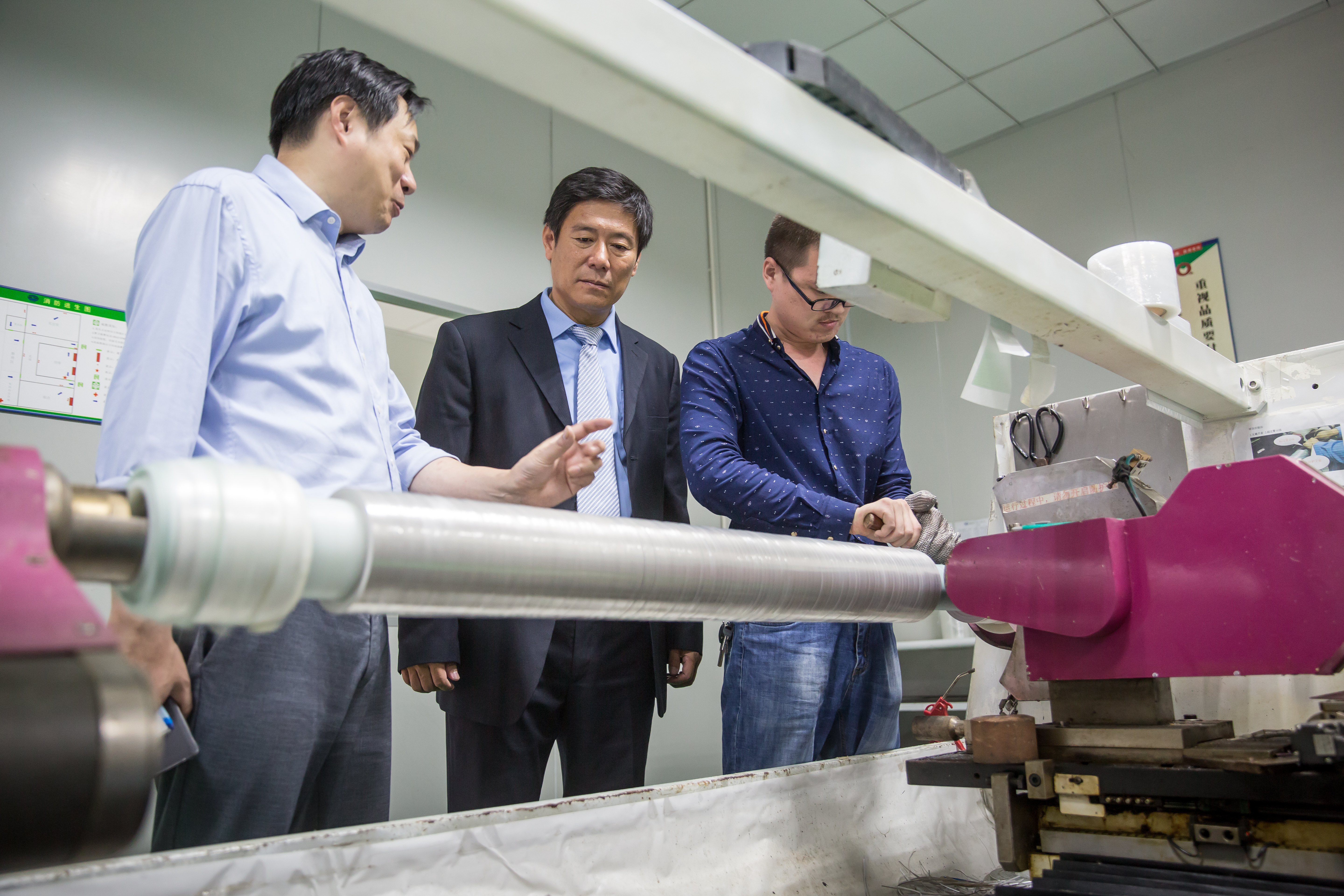 鼎炫控股旗下的EMI材料事業「隆揚」，可用導電膠帶等材料解決電磁波干擾和靜電問題，出貨以Apple的MacBook與iPad為大宗，圖中為董事長傅青炫。