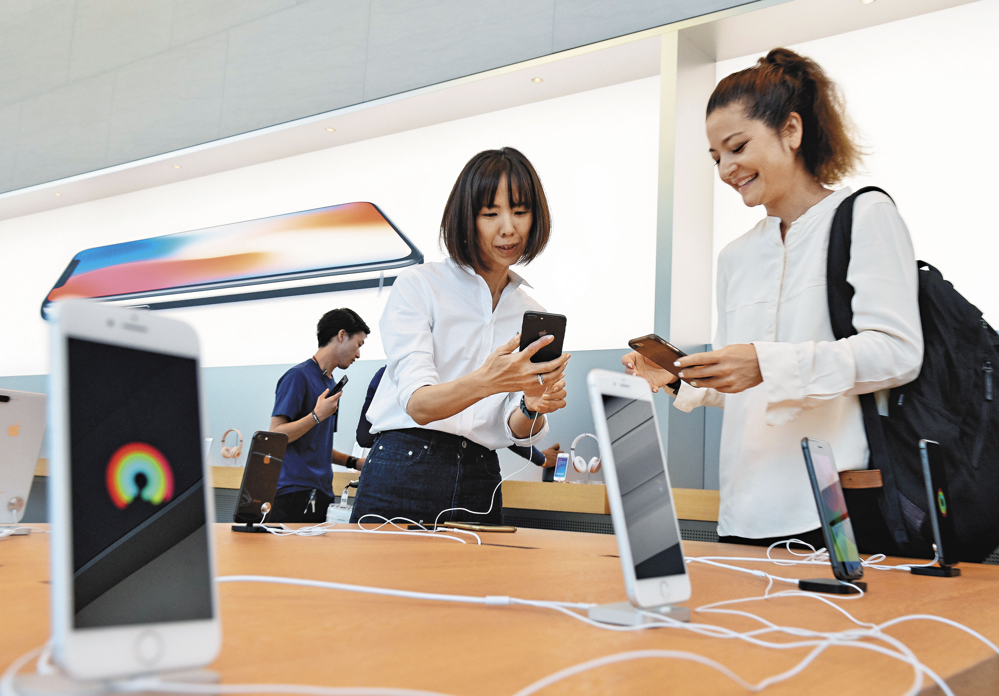 iPhone X預購量相當樂觀，不過，市場傳言目前因良率問題仍無法順利放量出貨。（東方IC）