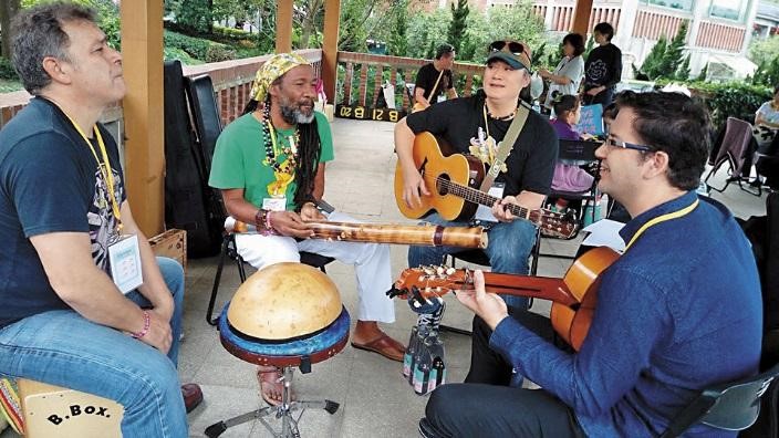 查勞巴西瓦里（右二）與馬達加斯Kilema（左二）及西班牙音樂人 Isaac Muñoz Casado合作，將原住民音樂與世界融合。（翻攝自查勞巴西瓦里臉書）