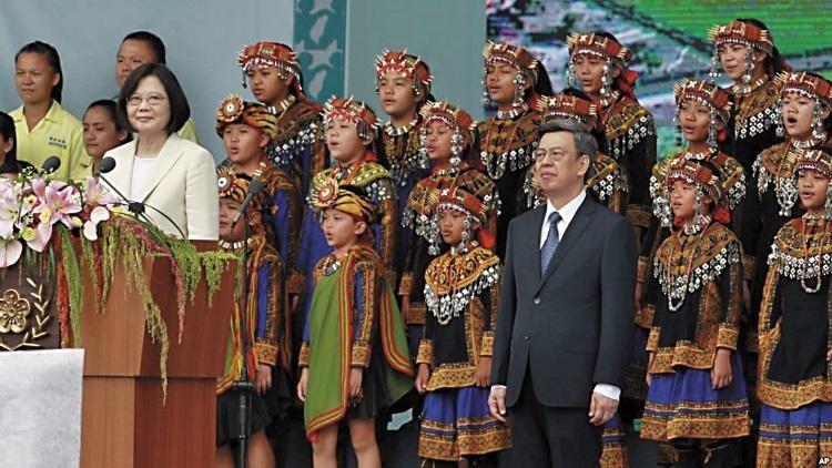 蔡英文總統就職典禮,由屏東排灣族「希望兒童」合唱團領唱國歌及古調,純真天籟獲得掌聲。(達志影像)